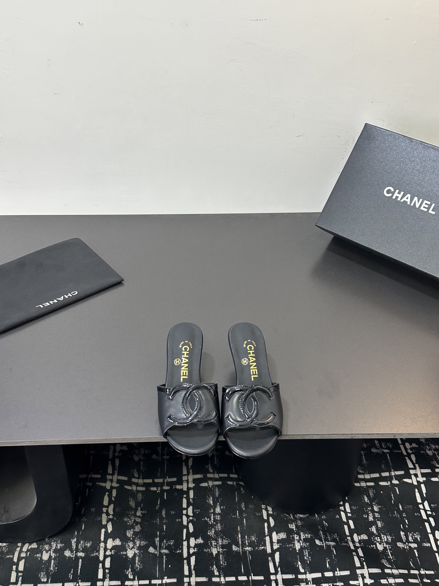 NO:789712,2026★★★★★ Many celebrities and internet celebrities are on their feet. A versatile series that has been popular among domestic and foreign bloggers. It is a must-have sandal for spring and summer wardrobes. Designed exclusively by Xiangjia. Upper sheepskin lining: Imported crystal sheepskin lining. Original molded custom leather outsole. Shoe size: 35-39 (40, 41, custom-made, non-returnable)  Delivery of luxury latest counters with simultaneous packaging, slippers, chanel, slippers, sheepskin, Leather soles198609092026★★★★★ 众多明星网红上脚,国内外博主刷爆的一个百搭系列,春夏衣橱搭配必备 凉拖首选.设计香家专属 鞋面羊皮  内里: 进口水晶羊皮内里 大底原版开模定制真皮大底 鞋码: 35-39（40、41、定做不退换） 配送豪华最新专柜同步包装,拖鞋,chanel,slippers,sheepskin,Leather soles,Women's Shoes