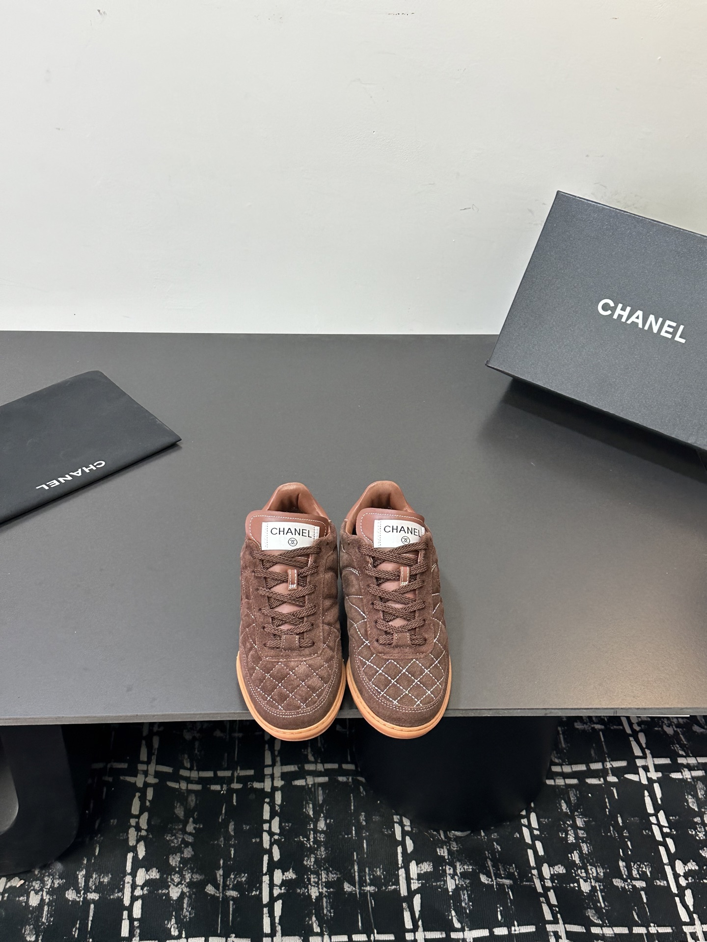 NO:789710,size: 35-40 (41 custom-made, non-returnable and non-exchangeable) Chanel Chanel Xiaoxiang 26S black and white panda color matching Dexun shoes casual sports shoes baseball shoes original purchase and development production Xiaoxiang C Home counter another super hot model, the love of Internet celebrity bloggers and ladies, various praises on social platforms, super popular, high quality, breathable and super spring and summer, seeing this issue can always arouse the inner desire of girls for fashion.  The latest suede material, classic black and white color scheme, fashionable on the feet, easy to care for, exquisite packaging at the delivery counter, fabric: original custom imported first-layer cowhide, custom imported soft sheepskin lining, original molded non-slip TPU material for the sole, sole thickness 2.5CM19860909size: 35-40 (41订做不退不换) Chanel香奈儿 小香26S 黑白 熊猫配色 德训鞋 休闲 运动鞋 棒球鞋 原版购入开发 做货 小香 C家 专柜又一超级大爆款,网红博主小姐姐们的挚爱,社交平台的各种夸赞,人气超高质感透气超级春夏,看到这期总能唤起少女内心对时髦的诉求 最新麂皮材质 经典黑白配色 上脚时髦感十足 容易打理 配送专柜精美包装 面料:原版定制进口头层牛皮 内里定制进口柔软羊皮里 鞋底原版开模防滑TPU材质 底厚2.5CM Size : 女款35-41（40/41定制不退换,休闲鞋/运动鞋,chanel,chanel,chanel,sneakers,cowhide,sheepskin,chamois leather,Women's Shoes