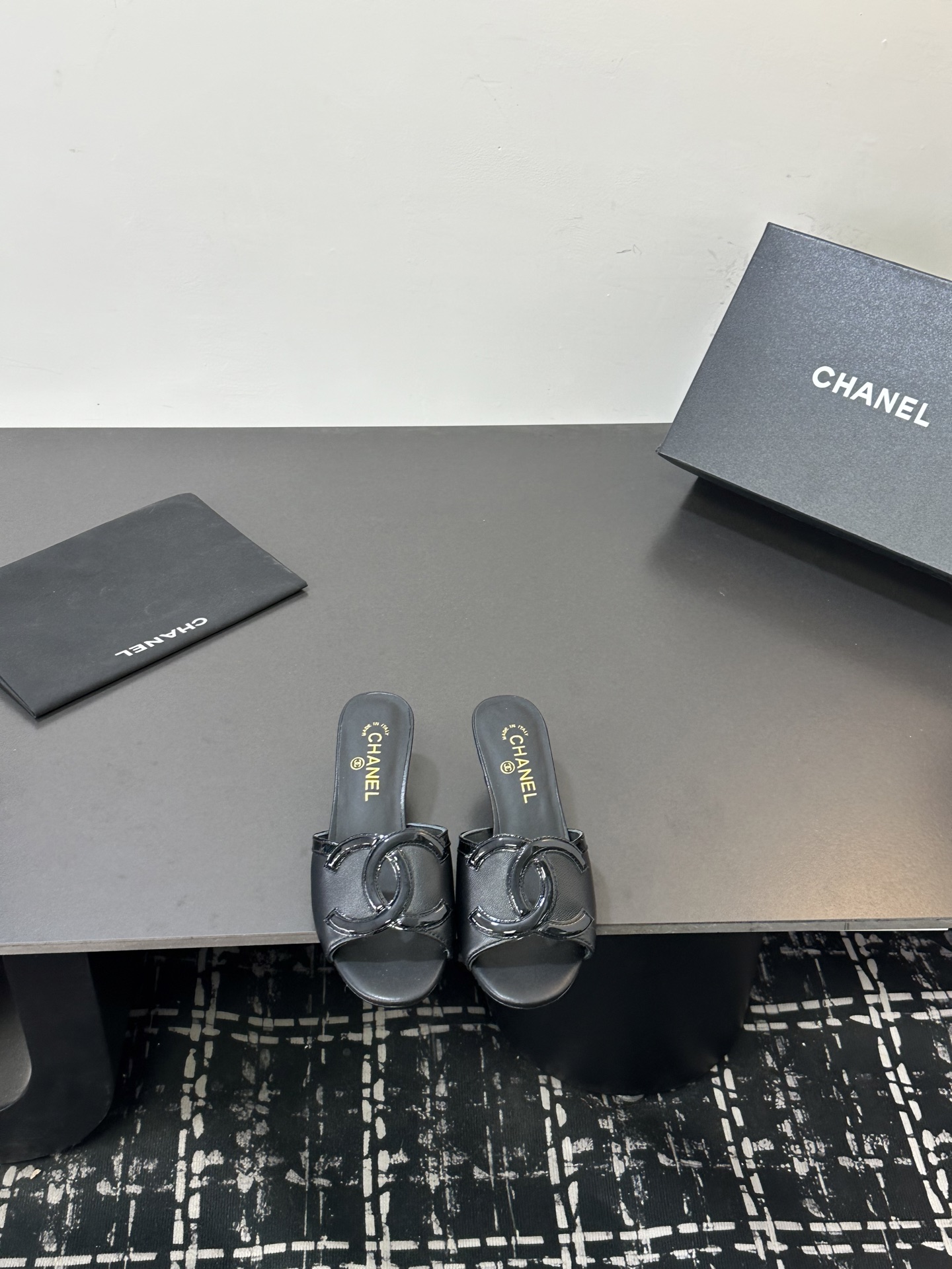 NO:789706,2026★★★★★ Many celebrities and internet celebrities are on their feet. A versatile series that has been popular among domestic and foreign bloggers. It is a must-have sandal for spring and summer wardrobes. Designed exclusively by Xiangjia. Upper sheepskin lining: Imported crystal sheepskin lining. Original molded custom leather outsole. Shoe size: 35-39 (40, 41, custom-made, non-returnable)  Delivery of luxury latest counters with simultaneous packaging, slippers, chanel, slippers, sheepskin, Leather soles198609092026★★★★★ 众多明星网红上脚,国内外博主刷爆的一个百搭系列,春夏衣橱搭配必备 凉拖首选.设计香家专属 鞋面羊皮  内里: 进口水晶羊皮内里 大底原版开模定制真皮大底 鞋码: 35-39（40、41、定做不退换） 配送豪华最新专柜同步包装,拖鞋,chanel,slippers,sheepskin,Leather soles,Women's Shoes