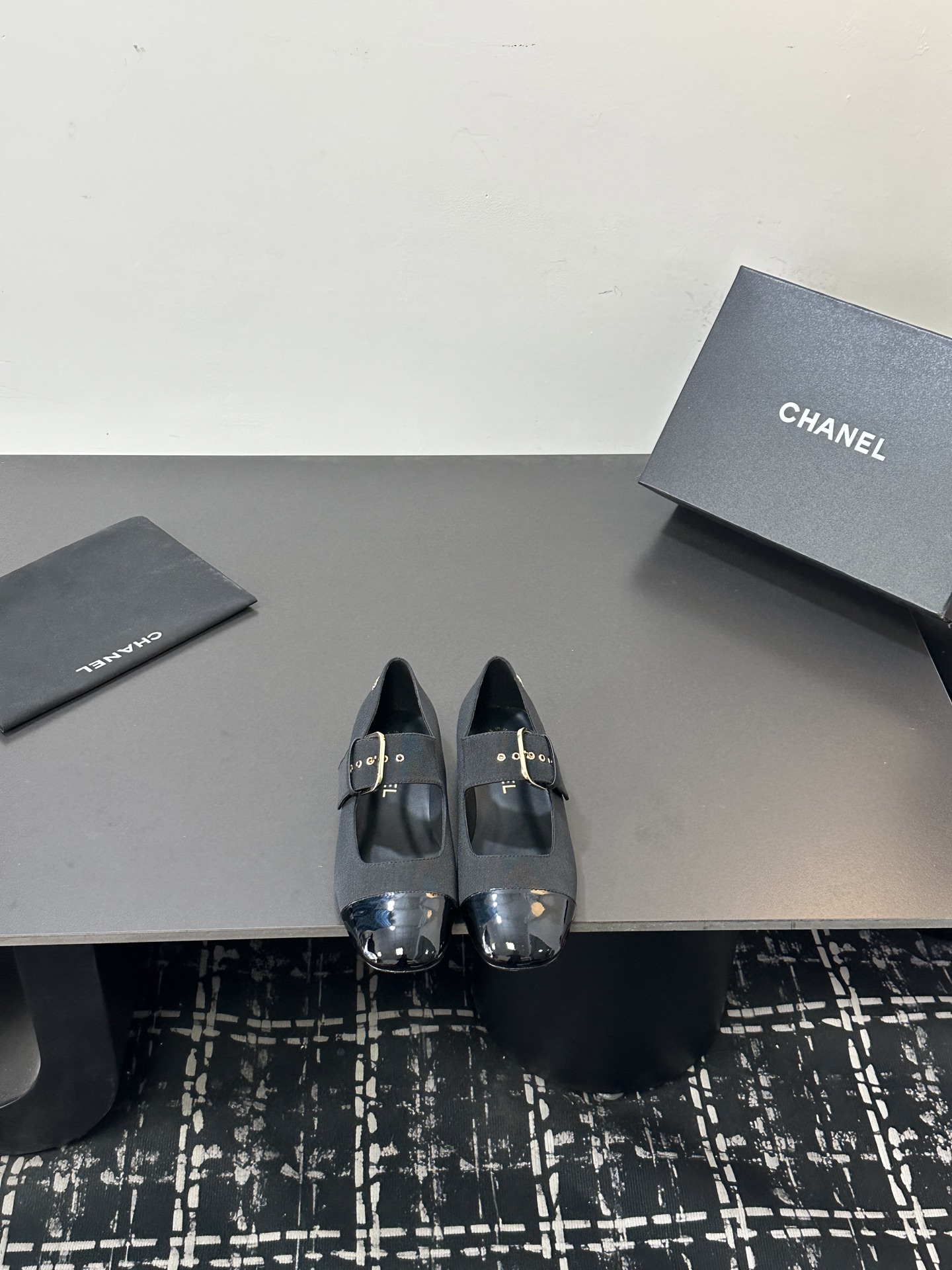 NO:789704,Early spring new Chanel Chanel 26A Xiaoxiang double C diamond buckle ballet shoes small buckle flat shoes A divine shoe full of fragrance, this year's hot C metal buckle element, high-end lady temperament There are thousands of shoes, for office workers, comfort and versatility are the most important. Sheepskin upper, sheepskin lining, Italian genuine leather outsole, 1cm high flat heel  Size 35-39 (40.41 customized, non-refundable), Mary Jane, chanel, chanel, chanel, mary jane, sheepskin, Leather soles19860909早春新款Chanel 香奈儿26A 小香双C钻扣芭蕾舞鞋小扣平底单鞋 一款充满香家气息的神鞋,今年爆火C金属扣元素,高级的淑女气质 鞋子千千万,对于上班族来说,舒适和百搭最重要. 鞋面羊皮 内里垫脚羊皮 鞋底意大利真皮大底 跟高平跟1cm 码数35-39（40.41定做不退换）,玛丽珍,chanel,chanel,chanel,mary jane,sheepskin,Leather soles,Women's Shoes