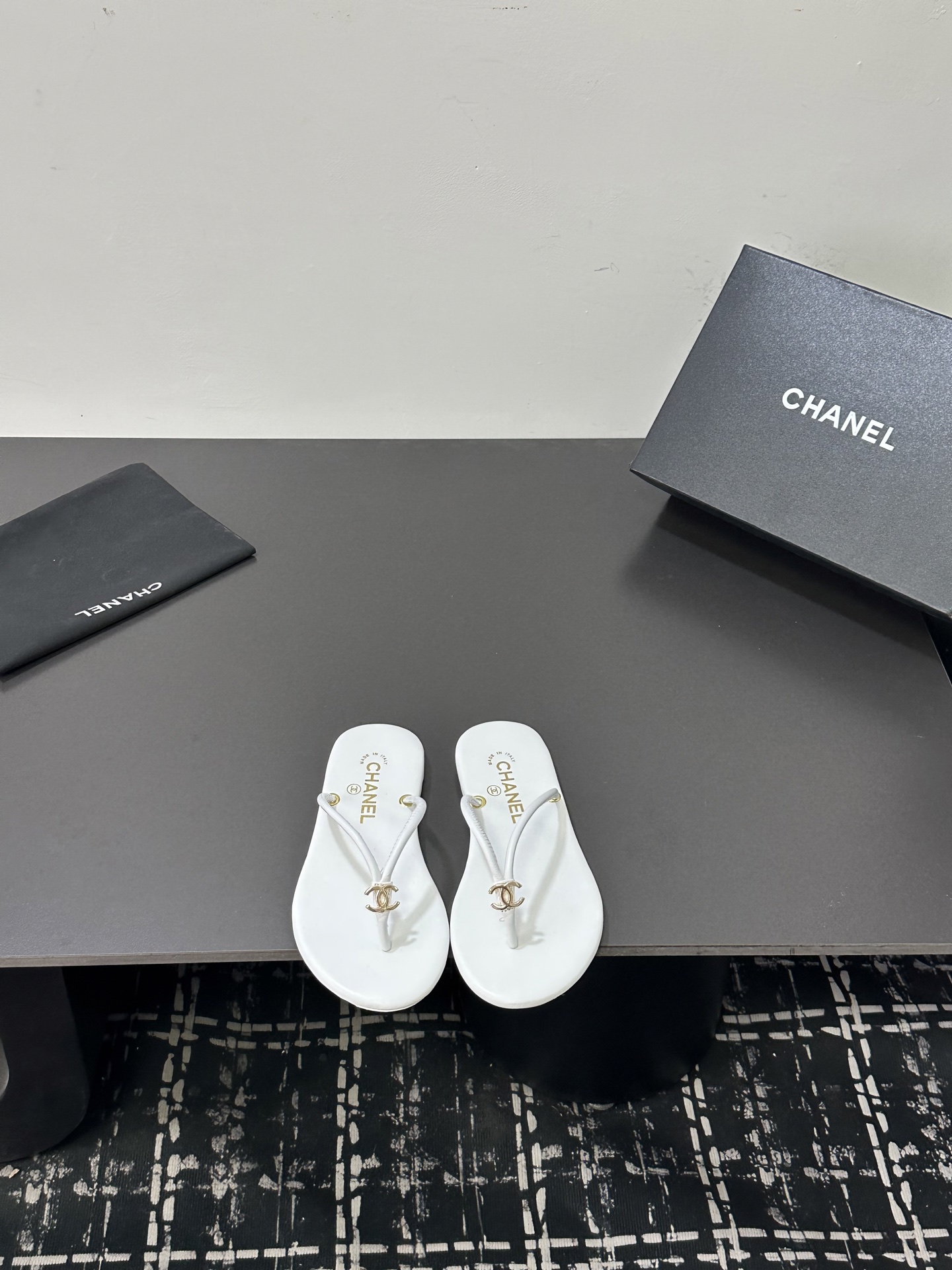 NO:789696,Chanel Chanel F036 Xiaoxiang 2026ss summer new flip-flops beach slippers flip-flops 2026 summer hot style irresistibly cute!  A pair of slippers, one summer, little jioya looks inexplicably cute!  Casual and natural, but also highlighting the brand characteristics, full of high-end sense... Fabric sheepskin strips, genuine leather soles Size: 35-39 (40.41 custom-made, non-returnable), split-toe shoes, chanel, chanel, slippers, sheepskin19860909Chanel香奈儿F036 小香2026ss夏季新款人字拖夹脚沙滩拖鞋夹趾拖 2026夏季爆款无法抗拒的可爱！ 一双拖鞋 一个夏天 穿上小jio丫莫名的可爱 ！随性自然,又彰显品牌特色,满满的高级感... 面料羊皮条 鞋底真皮底 Size:35-39（40.41订做不退换）,分趾鞋,chanel,chanel,slippers,sheepskin,Women's Shoes