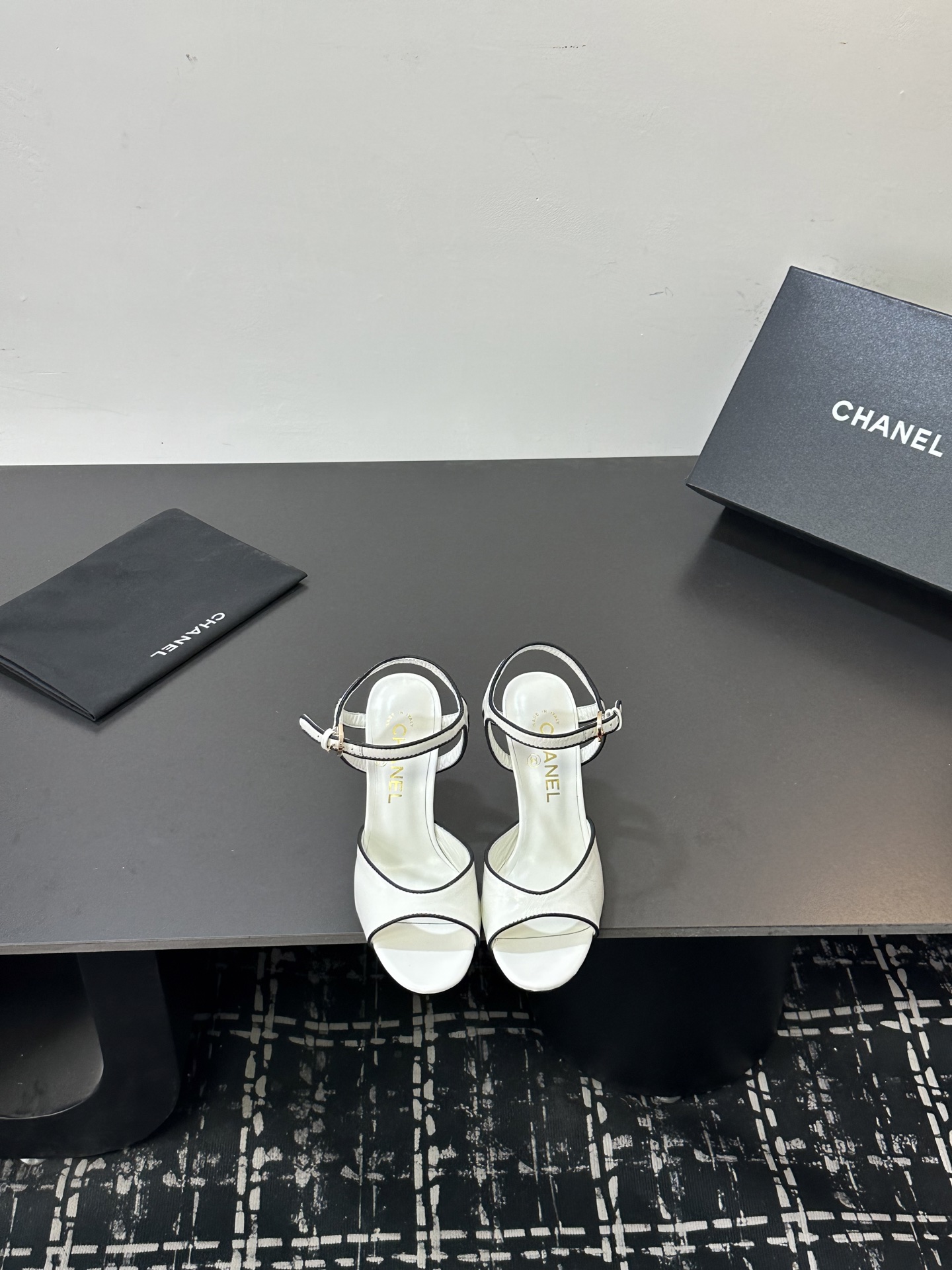 NO:789694,CHANEL Chanel Xiaoxiang 26SS new summer high-heeled sandals are sold out every time they come out. The heels are matched with the Xiaoxiang logo, which makes them look more refined and attractive. The thick soles are really great at elongating legs!  The upper feet are super white. A must-have for girls. Sheepskin, gold, silver. The lining of the feet is made of silk sheepskin. Genuine leather outsole imported from Italy. Special-shaped heels 8.5cm high. Size35-39 (40, 41 customization is non-returnable). High heels and sandals, chanel, chanel, sandals, high heels, sheepskin, Leather soles19860909CHANEL香奈儿小香26SS夏季新品高跟凉鞋 香奶奶家每季一出都必会被抢光鞋跟搭配小香logo标志,显得更加精致 更让人动心 厚底在拉长腿方面真的yyds！上脚超级显白 少女们的标配 必须人手必备. 羊皮 金色 银色 内里垫脚采用丝绸羊皮 意大利进口真皮大底 异形跟8.5cm跟高 Size35-39（40、41定制不退换）,高跟鞋凉鞋,chanel,chanel,sandals,high heels,sheepskin,Leather soles,Women's Shoes