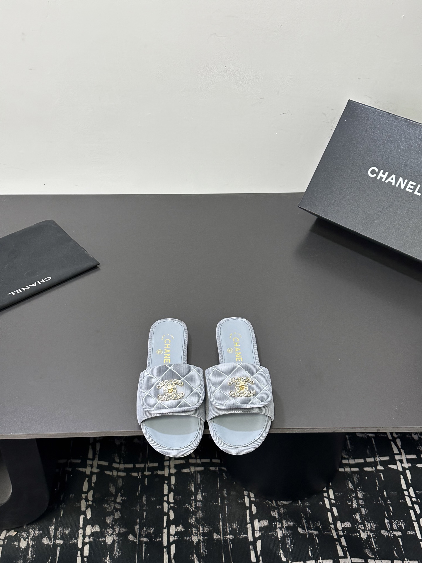 NO:789692,Chanel 26C new double C slippers!  This season's Mi'er looks so good when she drags her feet up, making her feet look huge and slender. They are so gray and so classy!  Sheepskin upper, sheepskin lining, leather outsole, flat bottom Size: 35-39 (ordered at 40/41), slippers, chanel, slippers, sheepskin, Leather soles19860909Chanel 26C新款双C拖鞋！ 这一季的蜜儿拖上脚太好看了 上脚巨显细长 灰常滴高级！ 鞋面羊皮 内里羊皮 真皮大底 平底 Size:35-39（40/41订）,拖鞋,chanel,slippers,sheepskin,Leather soles,Women's Shoes