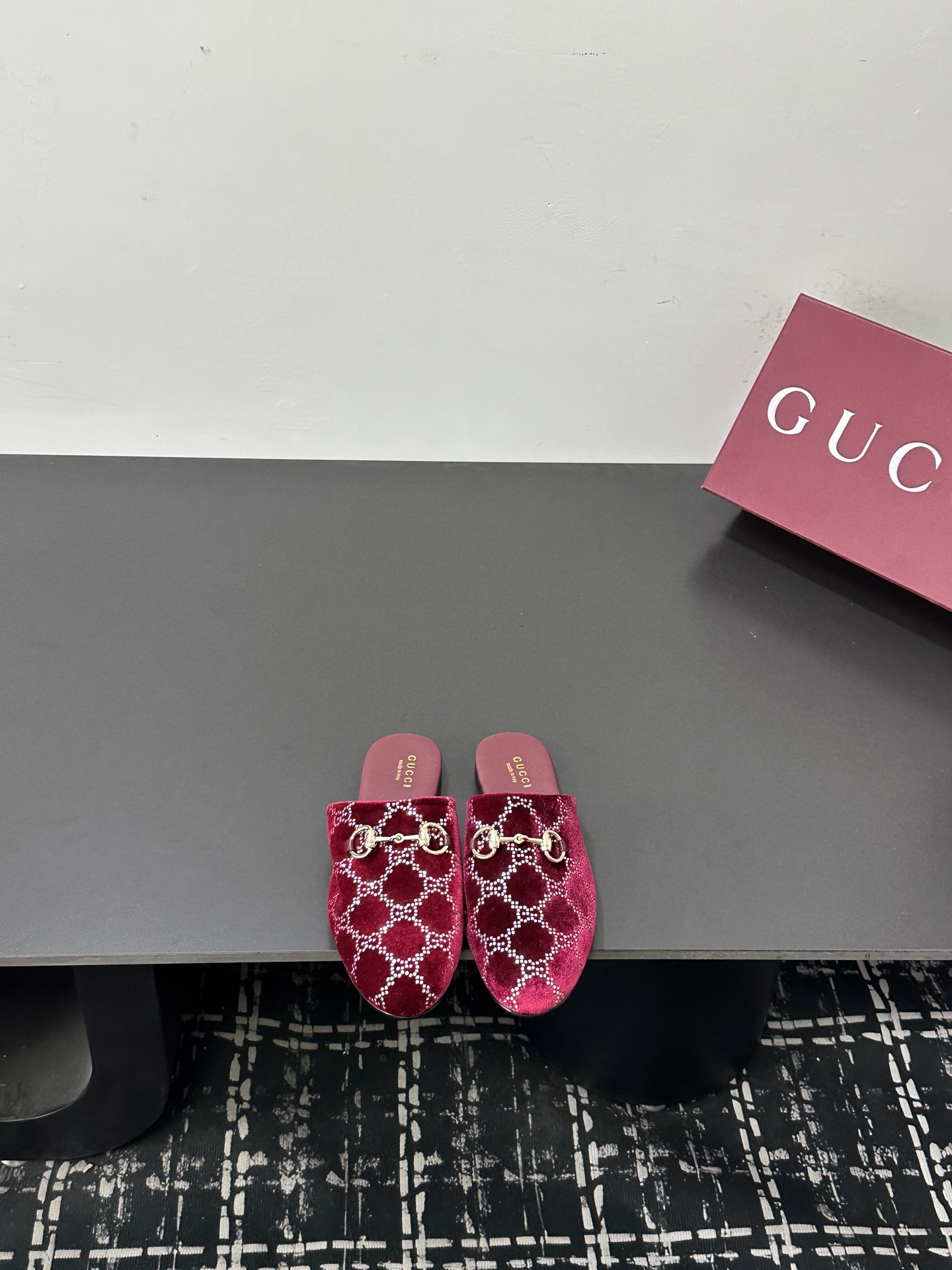 NO:789690,Size 35-43 standard size. Ships all year round. Lots of colors. Gucci's latest limited edition slippers. Top quality for sale. Purchase authentic products for development. Materials and craftsmanship are consistent with the original version. Original upper with special craftsmanship. Dyeing sheepskin inside. Outsole Italian leather outsole, half drag, gucci, gucci, slippers, sheepskin, Leather soles19860909码数35-43标准码 全年出货.颜色超多 古驰Gucci最新限量包买拖鞋 .顶级品质发售 购入正品开发 . 材质.工艺与原版一致 鞋面原版特殊工艺烫钻鞋 内里透染羊皮 大底意大真皮大底,半拖,gucci,gucci,slippers,sheepskin,Leather soles,Women's Shoes