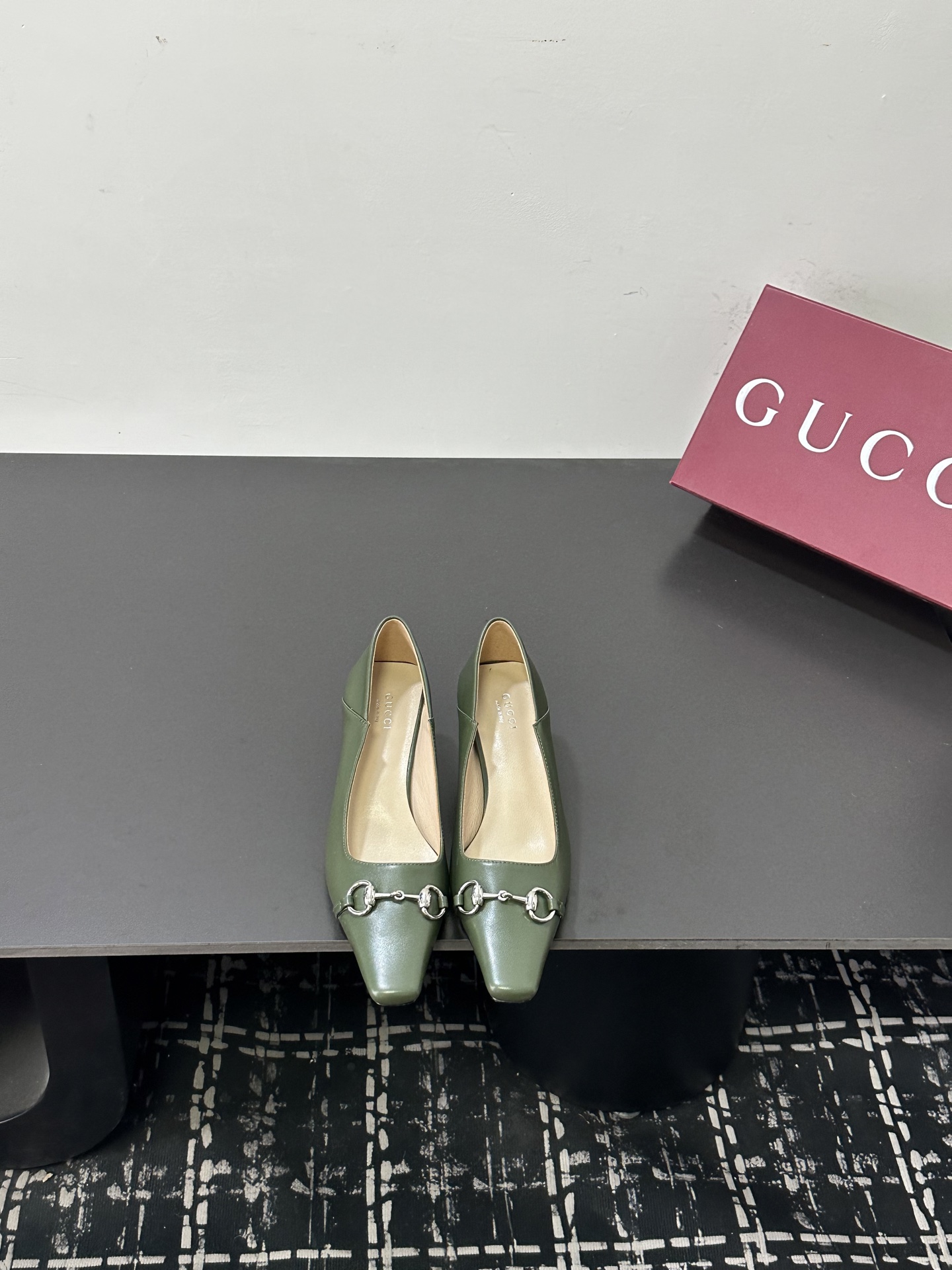 NO:789687,Gucci's new high-end products are on the market, new spring and summer styles, square-toe small heels, original quality! Every detail has been carefully crafted and can be compared with ZG, the quality is the same!  Fabric original custom-made imported leather, Dongguan factory mold opening hardware horsebit, lining/feet high-end customized sheepskin lining, outsole Italian genuine leather sole, full set of original high-end packaging!  Brand details are carefully embellished on this pointed-toe shoe, infusing the entire design with brand logo charm. The classic horsebit is vividly displayed on this shoe, highlighting the brand's design origins. This sandal is crafted with craftsmanship and cleverly integrated into the ankle buckle to make the entire design more eye-catching. Women's, half-slip heels, gucci, sandals, high heels, sheepskin19860909Gucci新款上市高端精品,春夏新款 方头小跟原汁原味原单品质!每个细节皆经过精心细致打造,可与ZG对比如一,无二品质！ 面料原版定制进口皮 东莞大厂开模五金马衔扣 内里／垫脚高端定制羊皮里 大底意大利真皮底 全套原板高端包装！ 品牌细节匠心点缀于这款尖头单鞋之上,为整个设计注入品牌标识魅力.经典马衔扣在这款鞋履之上以亮眼之姿生动呈现,彰显品牌设计本源.这款凉鞋匠心打造,巧妙融入踝部搭扣固定,令整个设计更加亮眼. 女款,半拖高跟鞋,gucci,sandals,high heels,sheepskin,Women's Shoes