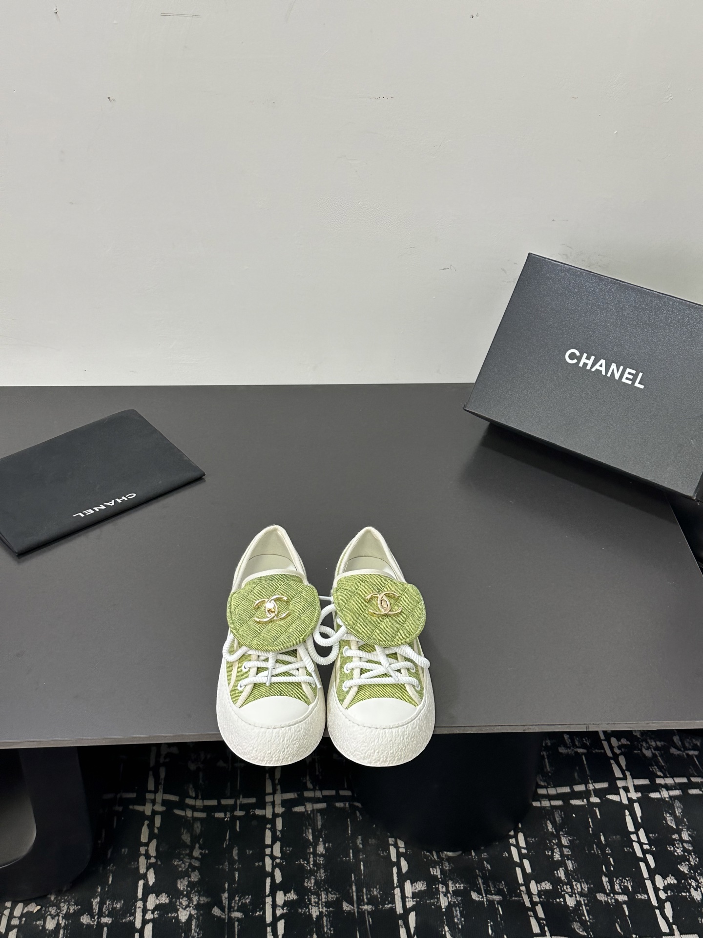 NO:789681,size: 35-39 (4041 non-refundable) Top version, original order quality!  !  !  Chanel two-wear high-top biscuit shoes, the top casual sports shoes in the counter, this classic design; the style of the upper is made of various craftsmanship; the outsole is fashionable and sporty; it is unusual to incorporate a variety of color matching elements... The diversified mix and match is very good-looking and versatile, casual, fashionable, sports, and outdoor can be taken into account... Go material The upper is made of original canvas, the lining is made of sheepskin, and the outsole is based on the original TPU combination outsole  Counter boutique package complete set, casual shoes/sports shoes, chanel, sneakers, sheepskin19860909size:35-39(4041不退) 顶级版本,原单品质！！！Chanel香奶奶两穿高帮饼干鞋 专柜顶级休闲款运动鞋 这款经典设计；鞋面多种工艺的风格；大底却时尚运动；不平凡的拥入了多种配色元素…… 多元化混搭非常好看百搭,休闲,时尚,运动,户外都能兼顾…… Go 材料 鞋面采用 原版帆布 内里采用 羊皮 大底根据 原版TPU组合大底 专柜精品包装全套,休闲鞋/运动鞋,chanel,sneakers,sheepskin,Women's Shoes