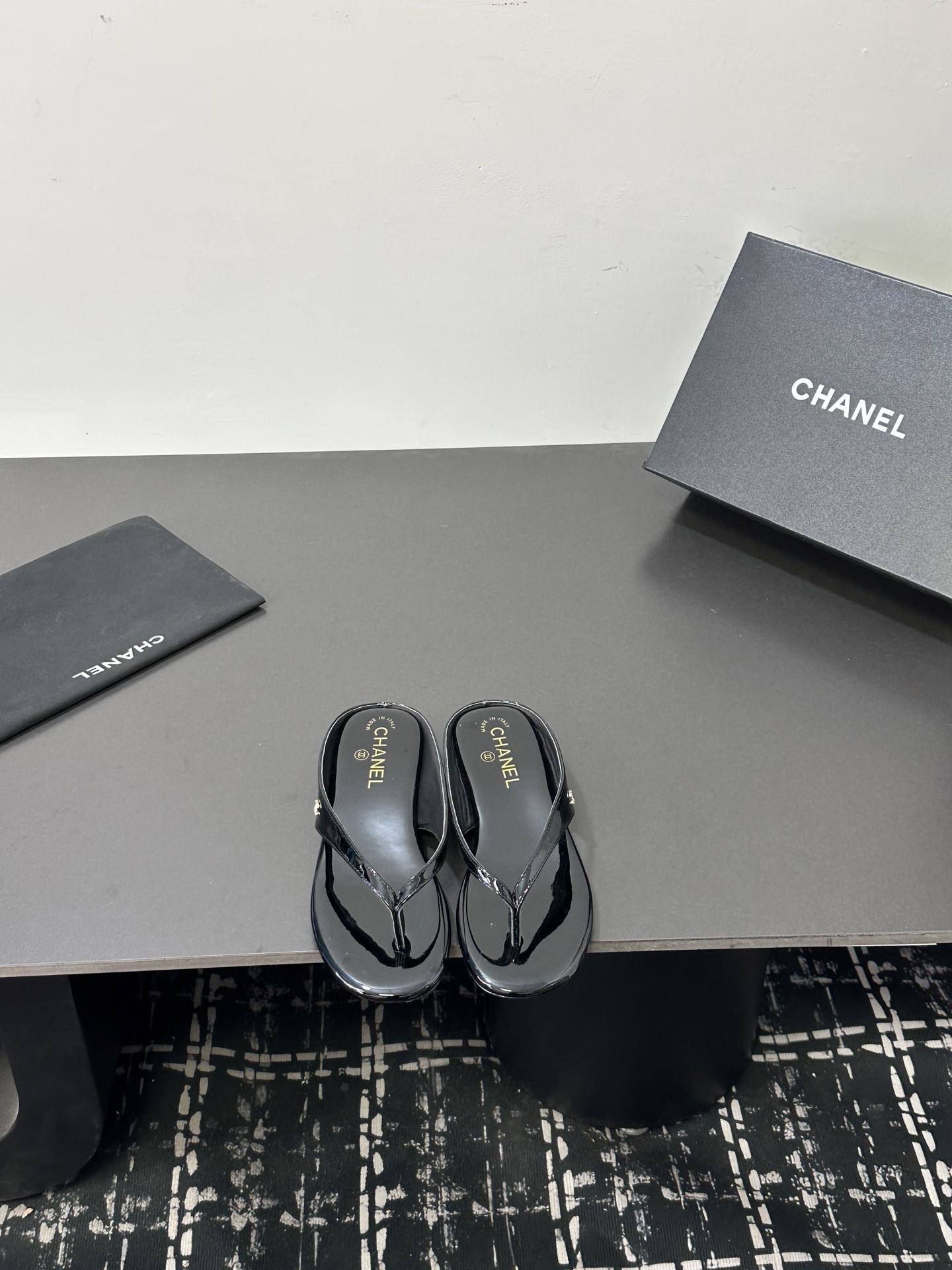 NO:789675,Size: 35-39 (customized at 40/41) Chanel 26C new spring and summer flip-flops, the first release of the whole series, I have all the ones available at the counter!  High version and high quality, upper cowhide/original fabric, lining sheepskin, leather outsole, split-toe shoes, chanel, slippers, cowhide, sheepskin, Leather soles19860909Size:35-39（40/41订做） Chanel 26C春夏新款夹脚拖鞋 全系列首发 专柜有的我都有！ 高版本高品质 鞋面牛皮/原版面料 内里羊皮 真皮大底,分趾鞋,chanel,slippers,cowhide,sheepskin,Leather soles,Women's Shoes