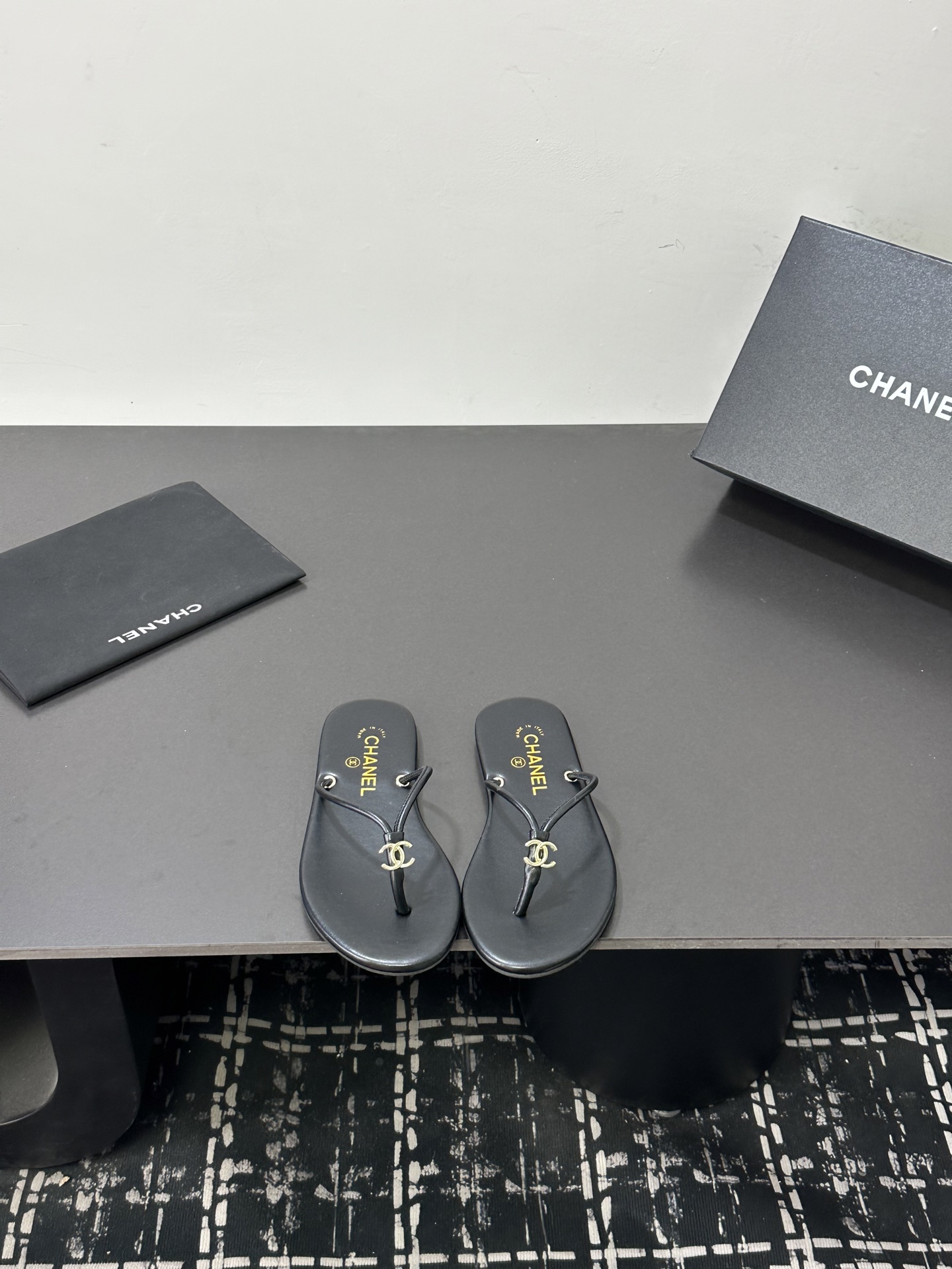 NO:789678,Chanel Chanel F036 Xiaoxiang 2026ss summer new flip-flops beach slippers flip-flops 2026 summer hot style irresistibly cute!  A pair of slippers, one summer, little jioya looks inexplicably cute!  Casual and natural, but also highlighting the brand characteristics, full of high-end feeling... Fabric sheepskin strips Original outsole Size: 35-39 (40.41 custom-made, non-refundable), split-toe shoes, chanel, chanel, slippers, sheepskin19860909Chanel香奈儿F036 小香2026ss夏季新款人字拖夹脚沙滩拖鞋夹趾拖 2026夏季爆款无法抗拒的可爱！ 一双拖鞋 一个夏天 穿上小jio丫莫名的可爱 ！随性自然,又彰显品牌特色,满满的高级感... 面料羊皮条 鞋底原版大底 Size:35-39（40.41订做不退换）,分趾鞋,chanel,chanel,slippers,sheepskin,Women's Shoes