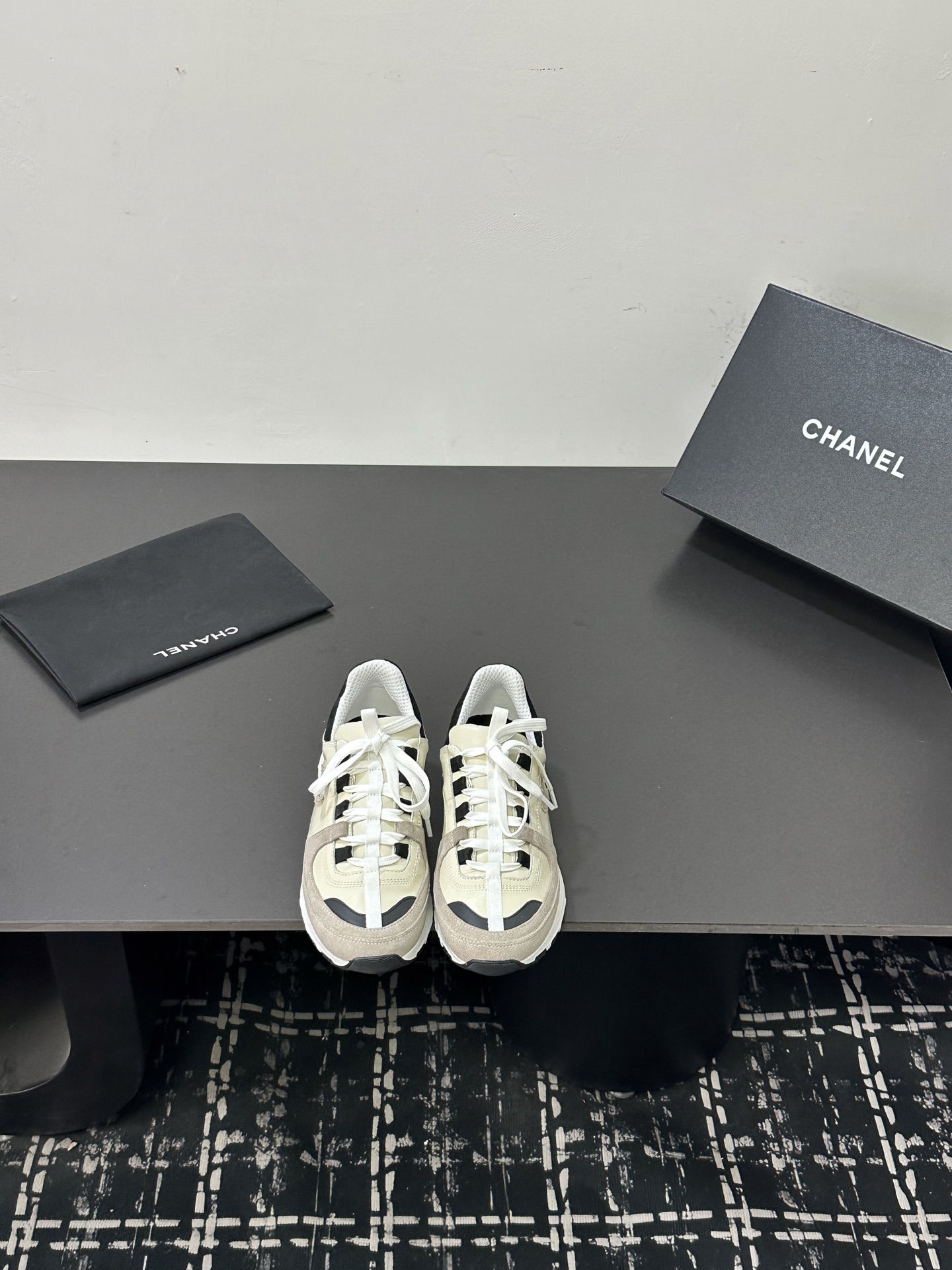 NO:789672,Chanel Chanel panda shoes!  2026 counter top casual sports shoes This classic design; the upper is in the style of electric embroidery with various techniques; the outsole is fashionable and sporty; the outsole is unusually incorporated with a variety of color matching elements... The diversified mix and match is very good-looking and versatile, casual, fashionable, sports, and outdoor can be taken into account... Go material The upper is made of original imported first-layer silk cowhide + original waterproof cloth + original first-layer cowhide. The lining is made of original sheep lining + mesh outsole based on the original TPU combination outsole.  Counter boutique package complete set for women 35-41, casual shoes/sports shoes, chanel, chanel, sneakers, cowhide19860909Chanel香奈儿熊猫鞋！2026专柜顶级休闲款运动鞋 这款经典设计；鞋面多种工艺电绣的风格；大底却时尚运动；不平凡的拥入了多种配色元素…… 多元化混搭非常好看百搭,休闲,时尚,运动,户外都能兼顾…… Go 材料 鞋面采用 原版进口头层丝绸牛皮+原版防水布+原版头层牛皮 内里采用 原版羊里+网 大底根据 原版TPU组合大底 专柜精品包装全套女35–41,休闲鞋/运动鞋,chanel,chanel,sneakers,cowhide,Women's Shoes