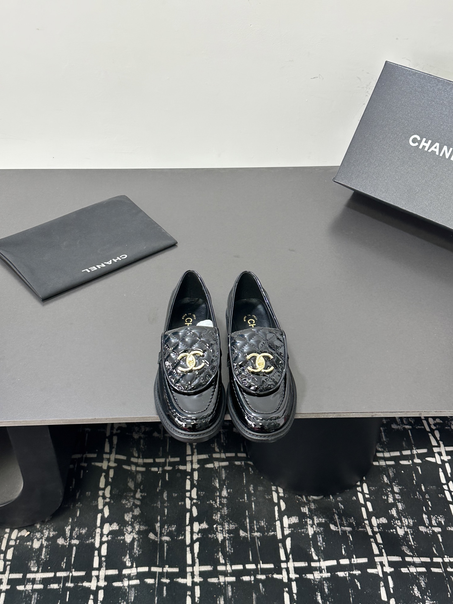 NO:789695,CHANEL Chanel Classic Flip Chain Double C School Bag Buckle Loafers This pair of loafers is undoubtedly the perfect fusion of elegance and modernity. The iconic Double C school bag buckle with chain is the finishing touch. The rounded metal buckle is exquisite and retro, colliding with the playfulness and elegance of the college style. The upper is made of original custom cowhide, the inner foot pads are all silk sheepskin, and the genuine leather outsole imported from Italy  size35-39 (customized 40/41), loafers, chanel, chanel, loafers, cowhide, sheepskin, Leather soles19860909CHANEL香奈儿小香经典翻盖链条双C书包扣乐福鞋 这双乐福鞋无疑是优雅与摩登的完美融合. 标志性的双C书包扣搭配链条 是点睛之笔. 圆润金属扣精致复古 碰撞出学院风的俏皮与优雅 鞋面采用原版定制牛皮 内里垫脚均为丝绸羊皮 意大利进口真皮大底 size35-39（40/41定制）,乐福鞋,chanel,chanel,loafers,cowhide,sheepskin,Leather soles,Women's Shoes