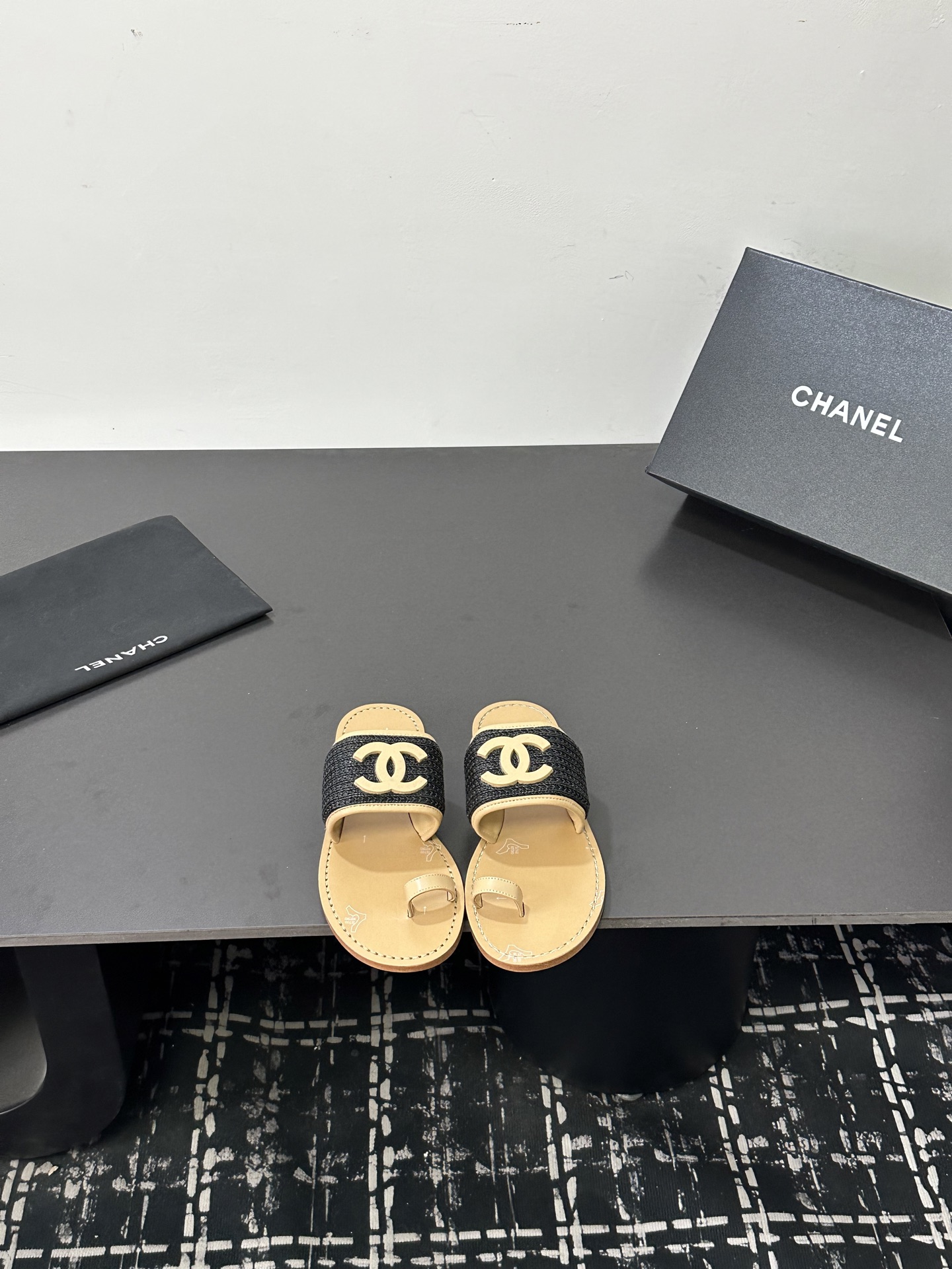 NO:789693,2026 Xiaoxiang is a must-have item for autumn and winter this season!  !  Chanel's autumn and winter heavy industry hot styles are highly recommended by Xiaohongshu. They look good no matter how you match them. They are a must-have for fashion. Ms. Chanel loves simple and irresistible combinations to show her unique dressing style. She can mix and match freely to shine and follow the fashionable steps of her grandma!  !  !  Exquisite details. Zoom in to see the original molded hardware buckle. The top version is made at the purchasing level★ The upper is made of original customized cowhide, sheepskin feet, original molded leather outsole, size 35-39 (customized 40, 41, split-toe shoes, chanel, cowhide, sheepskin, Leather soles198609092026小香 本季秋冬季必备单品！！ 香奈儿秋冬重工爆款 小红书力推款,怎么搭配都好看,时髦精必备,香奈儿女士钟爱简约又难以抗拒系搭配展现与众不同的穿搭风格、自由混搭闪耀到位跟紧香奶奶时尚步伐！！！精致细节放大看原版开模五金扣 顶级版本代购级别打造★鞋面采用原版定制牛皮,羊皮垫脚,原版开模真皮大底,码数35-39（40、41定做,分趾鞋,chanel,cowhide,sheepskin,Leather soles,Women's Shoes