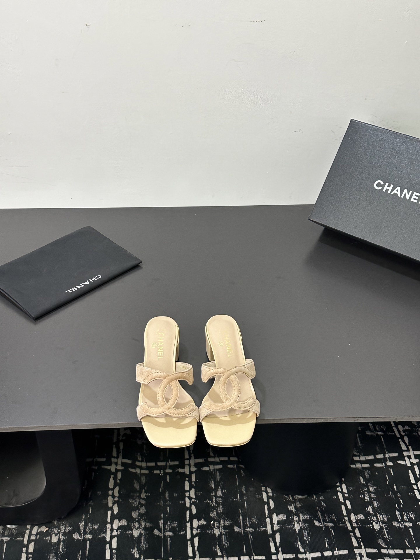 NO:789691,Size 35-39 (40/41 customization is non-returnable) The new summer Chane* Xiaoxiang is the standard accessory for summer. This slipper can actually look so good. The design of Grandma Xiang is really extraordinary!  There is such a lazy and rich feeling!  Lambskin upper, sheepskin lining, leather sole, slippers, chanel, slippers, sheepskin19860909码数35-39（40/41定制不退换） 夏季新款Chane*小香就是夏天的标配,这款拖鞋居然能做到这么好看 香奶奶的设计果然很不一般！就有这种慵懒又富贵的感觉！ 鞋面小羊皮 内里羊皮内里 鞋底真皮鞋底,拖鞋,chanel,slippers,sheepskin,Women's Shoes