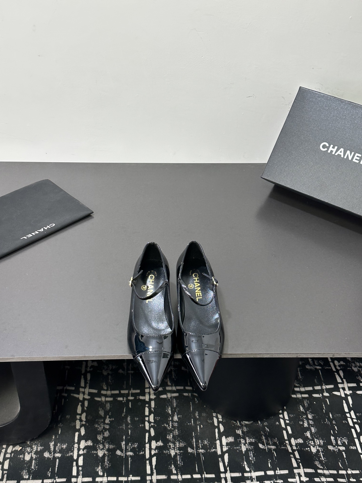 NO:789689,size: 35-39 (40.41.42. Large size customization is non-refundable) 26ss spring and summer new Chanel Chanel small pointed toe double color block back empty high-heeled sandals classic double C buckle high-heeled shoes Pointed toe design: elegant and slim, lengthening the leg line, sweet and cute, adding feminine charm High-heeled design: tall and slim, showing elegant temperament, versatile and durable, suitable for various occasions  Pair it with business attire to show the elegance and sophistication of working women. Pair it with an evening dress and become the focus of the audience. Pair it with a dress to show your romantic and feminine side. Pair it with jeans and easily control the casual style. Whether it is daily commuting or attending a party, it can make you easily cope with it and show your elegance. Sheepskin upper, cowhide lining, Italian genuine leather outsole, sandals, chanel, chanel, sandals, high heels, skirts, jeans, cowhide, sheepskin, Leather soles19860909size: 35-39（40.41.42.大码定做不退换） 26ss春夏新款Chanel香奈儿 小香尖头双拼色后空高跟凉鞋经典双C扣高跟鞋 尖头设计:优雅显瘦,拉长腿部线条,甜美可爱,增添女性魅力高跟设计:显高显瘦,展现优雅气质百搭耐看,适合各种场合 搭配职业装,展现职场女性的优雅与干练搭配晚礼服,成为全场焦点 搭配连衣裙,展现浪漫柔美的一面搭配牛仔裤,轻松驾驭休闲风格 无论是日常通勤还是参加派对,它都能让你轻松应对,展现优雅气质 鞋面羊皮 内里垫脚牛皮 鞋底意大利真皮大底,凉鞋单鞋,chanel,chanel,sandals,high heels,skirts,jeans,cowhide,sheepskin,Leather soles,Women's Shoes