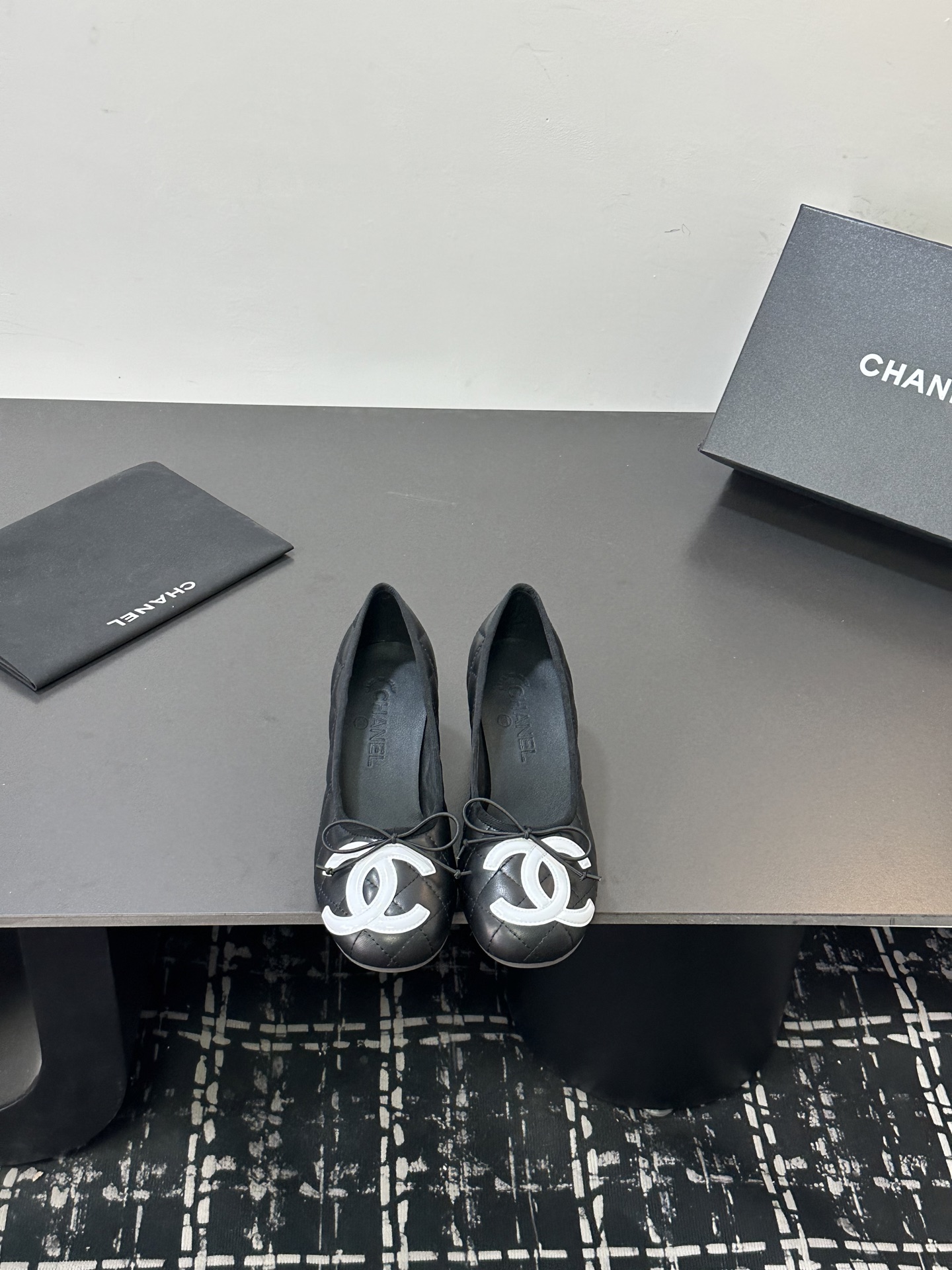 NO:789686,Shoe size: 35-39 (40, 41, custom-made, non-returnable) worn by many celebrities and Internet celebrities, a versatile series popularized by domestic and foreign bloggers, a must-have for spring and summer wardrobes. Xiangjia's exclusive upper sheepskin lining: imported crystal sheepskin lining outsole original molded custom leather outsole, ballet shoes, Chanel, sheepskin, Leather soles19860909鞋码: 35-39（40、41、定做不退换） 众多明星网红上脚,国内外博主刷爆的一个百搭系列,春夏衣橱搭配必备 首选.香家专属 鞋面羊皮  内里: 进口水晶羊皮内里 大底原版开模定制真皮大底,芭蕾舞鞋,chanel,sheepskin,Leather soles,Women's Shoes
