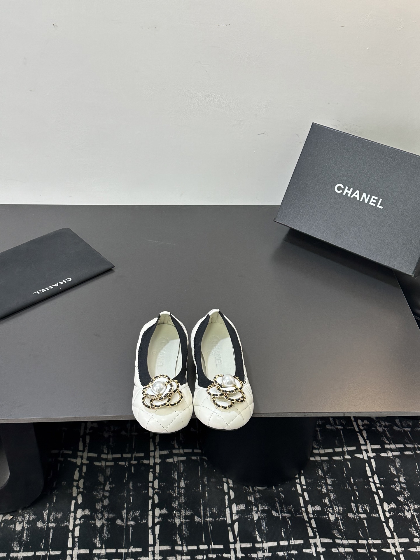 NO:789683,Shoe size with flowers: 35-39 (40, 41, custom-made, non-returnable) worn by many celebrities and Internet celebrities, a versatile series popularized by domestic and foreign bloggers, a must-have for spring and summer wardrobes. Exclusive to Xiangjia, upper sheepskin lining: imported crystal sheepskin lining, original molded outsole, custom-made leather outsole, ballet shoes, chanel, sheepskin, Leather soles19860909带花花 鞋码: 35-39（40、41、定做不退换） 众多明星网红上脚,国内外博主刷爆的一个百搭系列,春夏衣橱搭配必备 首选.香家专属 鞋面羊皮  内里: 进口水晶羊皮内里 大底原版开模定制真皮大底,芭蕾舞鞋,chanel,sheepskin,Leather soles,Women's Shoes