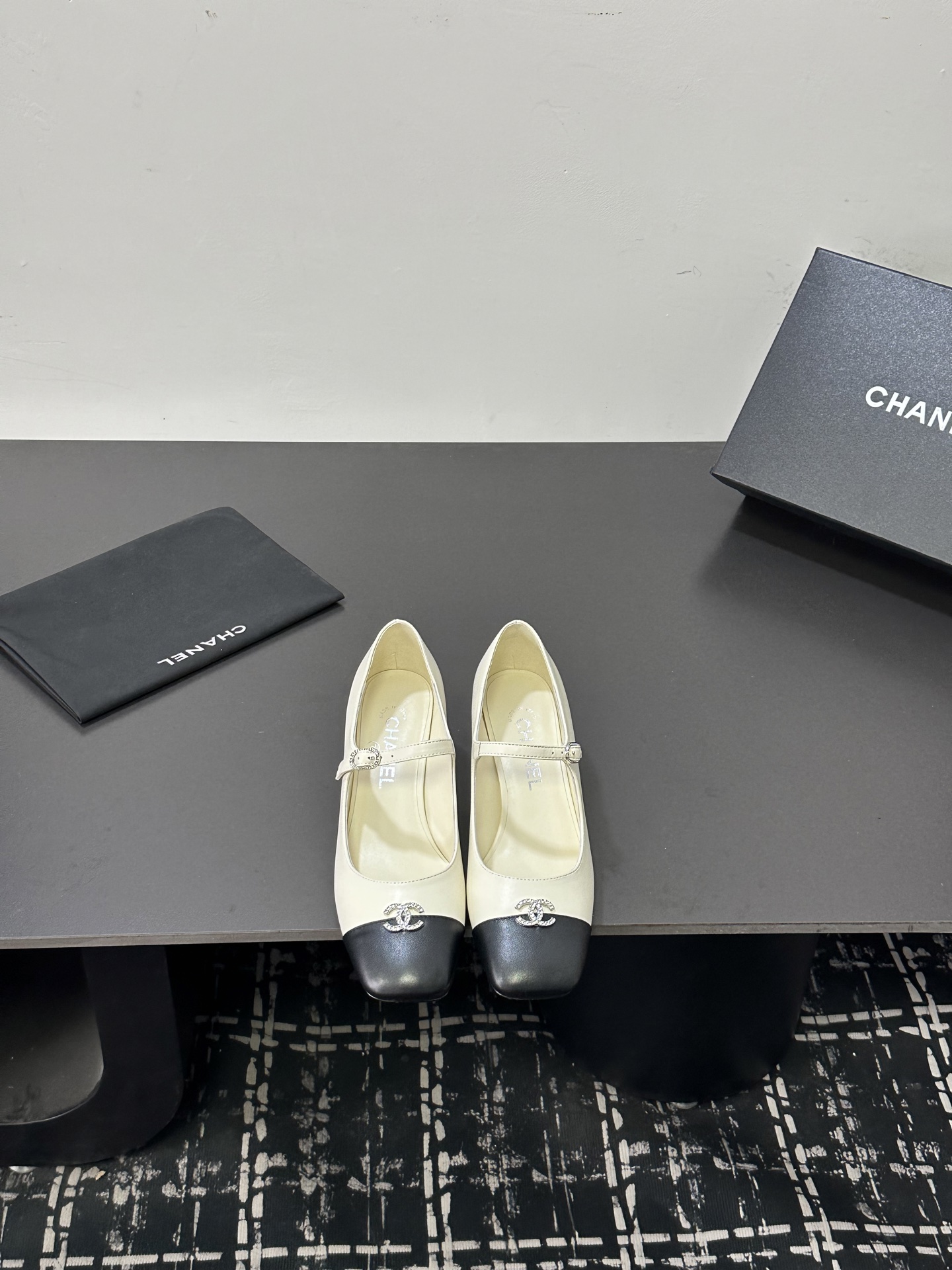 NO:789677,Chanel 26K Mary Jane shoes are simple yet sweet and playful!  Three-dimensional electric embroidery logo, solid color fabric is refreshing and easy to wear, with buttons for more heeling. Sheepskin lining, genuine leather outsole Size: 35-39, other sizes are customized and non-returnable, single shoes, chanel, mary jane, sheepskin, Leather soles19860909Chanel 26K玛丽珍单鞋 简约又不失甜美俏皮！ 立体电绣logo,纯色面料清爽易搭,搭配扣子更加跟脚.内里羊皮 真皮大底 Size:35-39 其他码数定做不退换,单鞋,chanel,mary jane,sheepskin,Leather soles,Women's Shoes