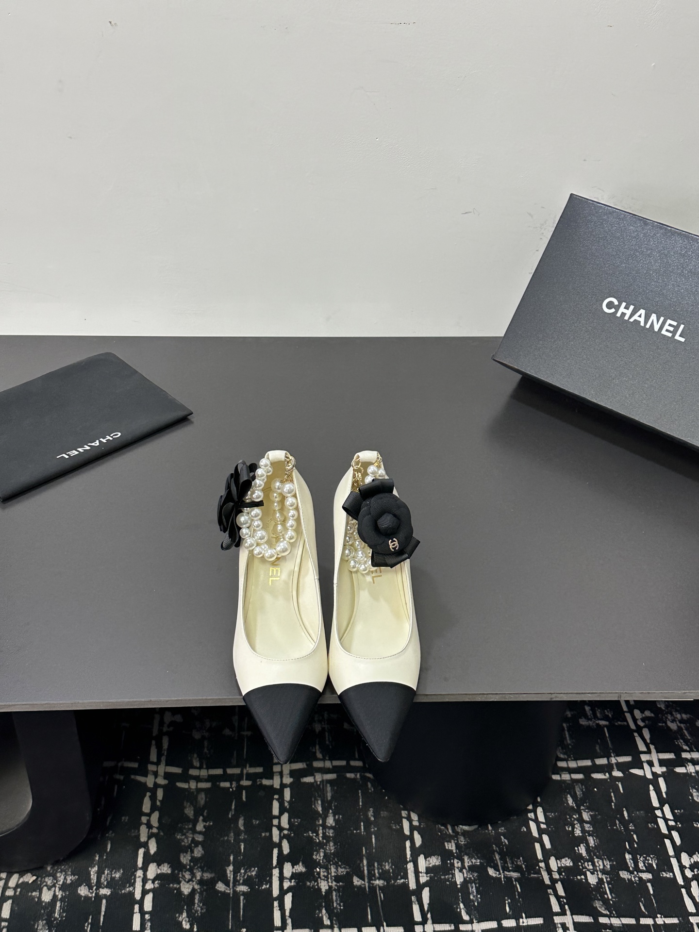 NO:789674,Chanel 26 new pearl Mary Jane shoes, the leather texture is super good, and the upper foot is delicate~ Calf leather upper, sheepskin lining, leather outsole!  Size: 35-39 Other sizes are determined, high-heeled shoes, chanel, mary jane, high heels, cowhide, sheepskin, Leather soles19860909Chanel 26新款珍珠玛丽珍单鞋 皮料质感超好,上脚秀气～ 鞋面小牛皮,内里羊皮,真皮大底！ Size:35-39 其它码数定,高跟鞋单鞋,chanel,mary jane,high heels,cowhide,sheepskin,Leather soles,Women's Shoes