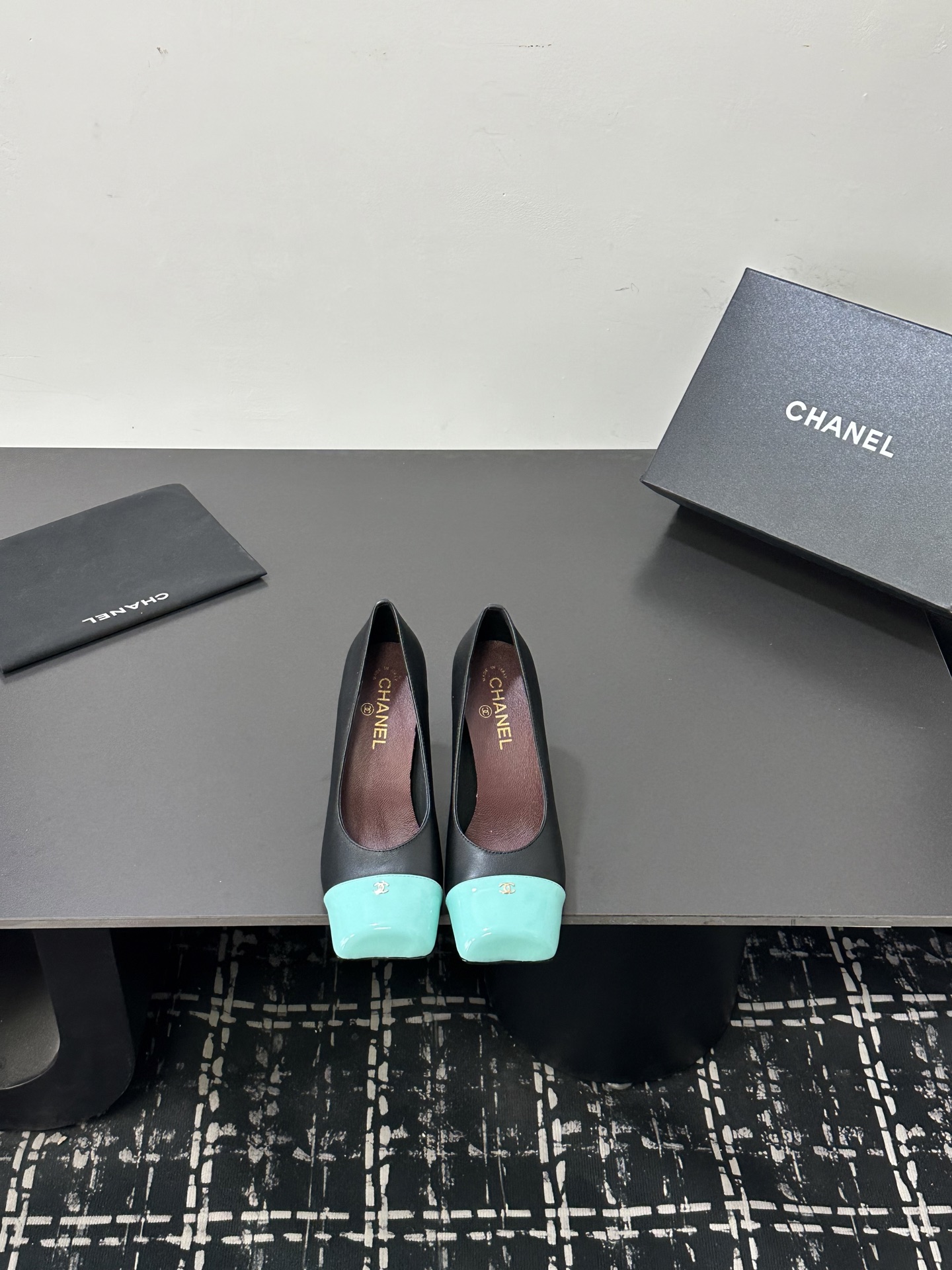NO:789671,CHANEL Xiaoxiangfeng Chanel spliced Mary Jane shoes perfectly combine classic elegance and fashion. The iconic color matching design, the collision of glossy patent leather and soft leather, is retro and eye-catching. The small bow embellishment, plus the exquisite double C logo, show the luxurious texture in the details. The design of the Mary Jane belt not only adds a sense of playfulness, but also fits the feet, showing the feminine temperament when walking.  The fabric and lining are made of sheepskin, genuine leather soles, 35-39 (set at 40.41), high-heeled shoes, chanel, chanel, mary jane, high heels, sheepskin19860909CHANEL小香风香奈儿拼接玛丽珍鞋,将经典优雅与时尚完美融合.标志性的拼色设计,光泽漆皮与柔和皮质碰撞,复古又吸睛.小巧蝴蝶结点缀,加上精致双C标志,细节处尽显奢华质感. 玛丽珍带的设计,既增添俏皮感,又贴合脚部,行走间尽显女性的柔美气质 面料和内里都采用羊皮,真皮鞋底,35-39（40.41定）,高跟鞋单鞋,chanel,chanel,mary jane,high heels,sheepskin,Women's Shoes
