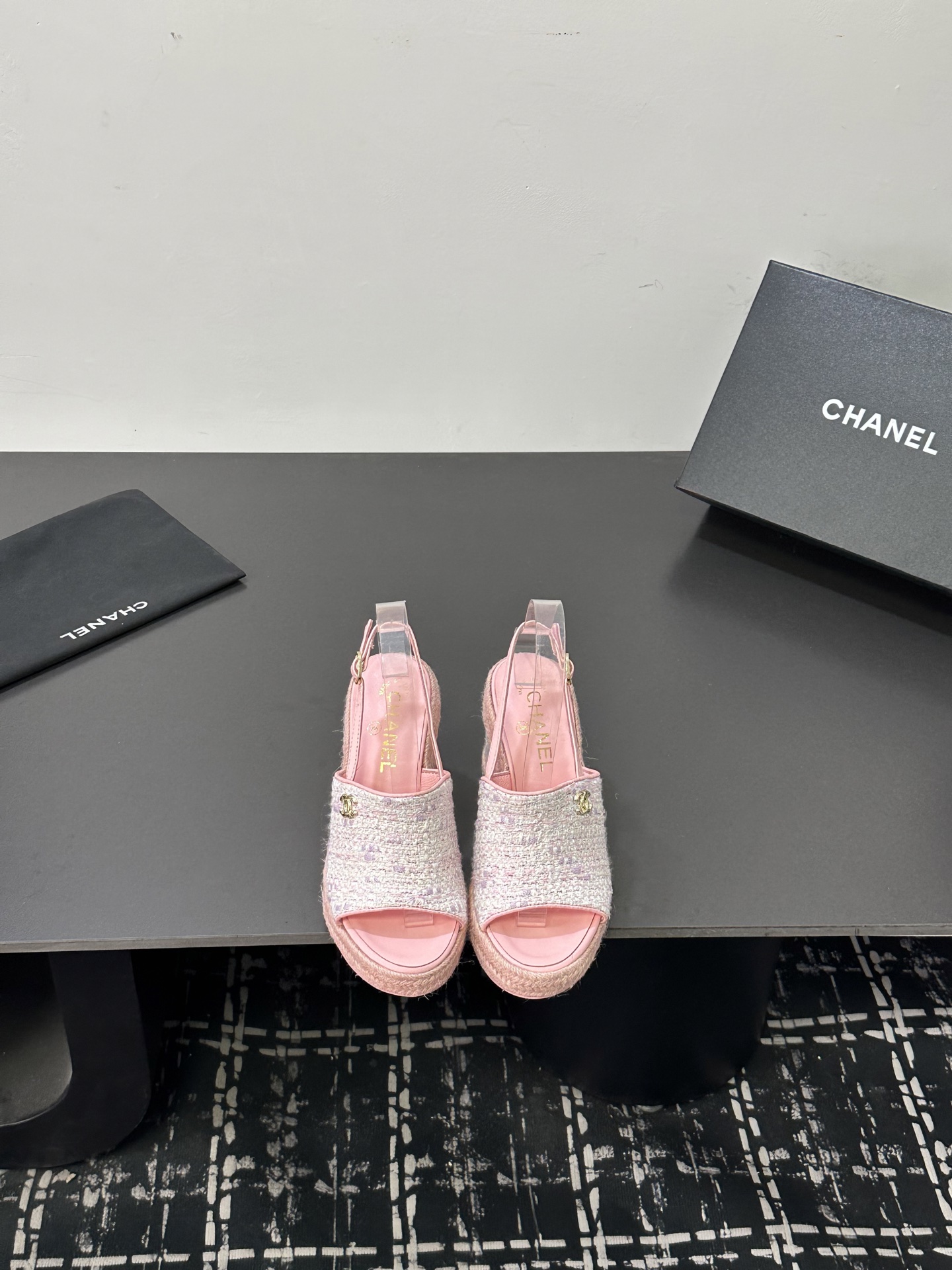 NO:789717,2026★★★★★ Many celebrities and internet celebrities are on their feet. This is a versatile series popularized by bloggers at home and abroad. It is a must-have sandal for spring and summer wardrobes. Designed exclusively by Xiangjia. Upper sheepskin lining: Imported crystal sheepskin lining. Original molded custom hemp rope leather outsole. Shoe size: 35-39 (40, 41, custom-made, non-refundable)  Delivery of luxury latest counters with simultaneous packaging, sandals, chanel, sandals, sheepskin, Leather soles198609092026★★★★★ 众多明星网红上脚,国内外博主刷爆的一个百搭系列,春夏衣橱搭配必备 凉拖首选.设计香家专属 鞋面羊皮  内里: 进口水晶羊皮内里 大底原版开模定制麻绳真皮大底 鞋码: 35-39（40、41、定做不退换） 配送豪华最新专柜同步包装,凉鞋,chanel,sandals,sheepskin,Leather soles,Women's Shoes