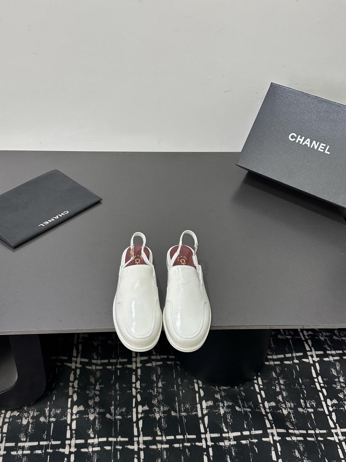 NO:789716,New model for early spring, Chanel Chanel Xiaoxiang 26B double C buckle loafers, thick-soled Mule shoes, versatile in all seasons, close your eyes and avoid stepping on thunder!  No matter what season you use it to match, they all come with high-end and attractive buffs, so you can wear them when shopping and commuting to make them turn heads!  Easily combine commuting sophistication with casual relaxation, and become a carefree, fashionable and elegant lady~ The material is full of details. Upper layer of cowhide/open edge beads. Lining & foot pads. Sheepskin. Sole. Italian A-grade genuine leather outsole. Size 35-39 (40.41 custom-made, non-returnable and non-exchangeable), sandals, chanel, chanel, loafers, sandals, cowhide, sheepskin, Leather soles19860909早春新款 Chanel 香奈儿小香26B双C扣乐福鞋厚底穆勒单鞋 四季百搭款,闭眼入不踩雷！ 不管什么季节拿出来搭配,都自带高级耐看buff,上脚逛街通勤都能赚足回头率！ 轻松拿捏通勤干练与休闲松弛感,做个漫不经心的时髦优雅大小姐～ 材质细节拉满 鞋面头层牛皮/开边珠 内里&垫脚羊皮 鞋底意大利A级真皮大底 尺码35-39（40.41定做不退不换）,凉鞋,chanel,chanel,loafers,sandals,cowhide,sheepskin,Leather soles,Women's Shoes