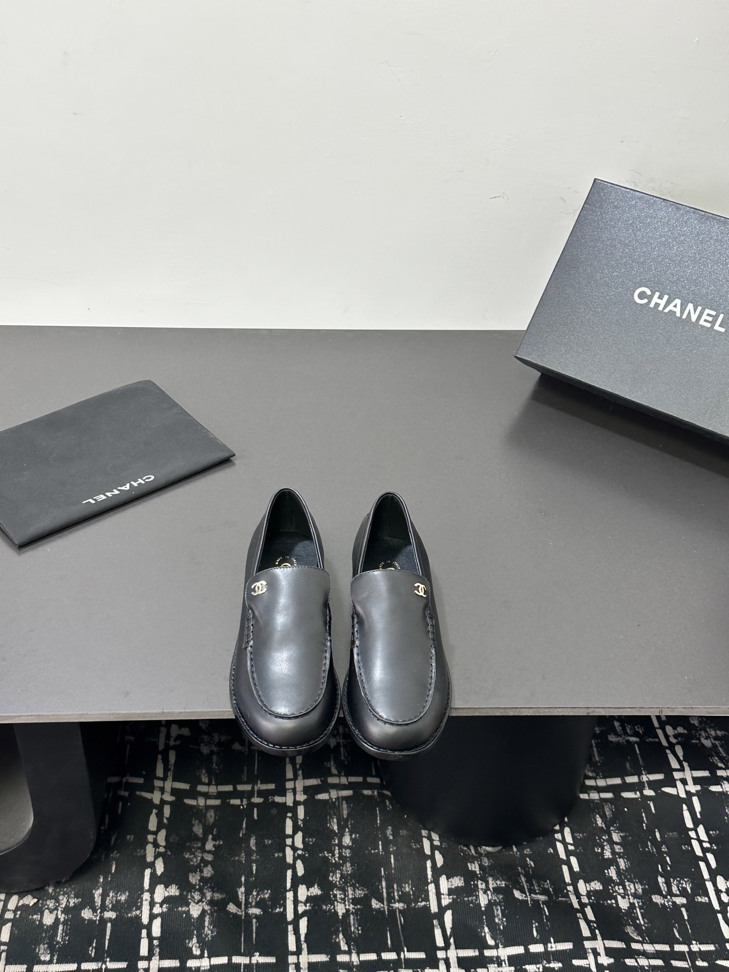 NO:788853,Purchasing agent Chanel 26c new lace-up back loafers, back strap sandals, small leather shoes, Xiaohongshu hot recommendation, super easy-to-wear series Baotou loafers. This new style of small leather shoes is beautiful, no matter the design and material experience, I feel it is worth the money!  Very suitable to buy a pair of chanel leather shoes!   Original customized open-edge beaded cowhide/Yangjing imported sheepskin inside and outside Original dyed double-layer thickened leather outsole Heel height 1.5cm Size35-41 (order 40-41), loafers, chanel, loafers, sandals, cowhide, sheepskin, sheep, Leather soles19860909代购级 Chanel 26c 新款系带后空乐福鞋后空后带凉鞋便鞋小皮鞋  小红书热推款 超好穿系列 包头乐福鞋.这新款小皮鞋巨美,无论设计和材质体验,都觉得物超所值！非常适合入手一双chanel 小皮鞋！  原版定制开边珠牛皮/羊京 里外进口羊皮 原版透染双层加厚真皮大底 跟高1.5cm Size35-41（40-41订）,乐福鞋,chanel,loafers,sandals,cowhide,sheepskin,sheep,Leather soles,Women's Shoes