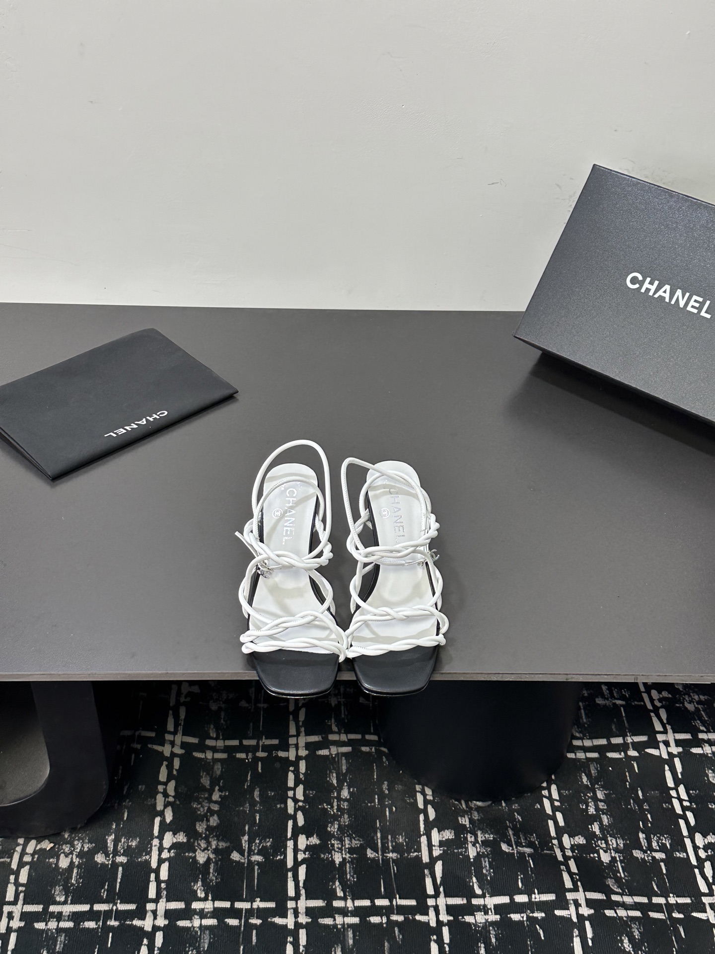 NO:788850,2026 Xiaoxiang is a must-have item for autumn and winter this season!  !  Chanel's autumn and winter heavy industry hot styles are highly recommended by Xiaohongshu. They look good no matter how you match them. They are a must-have for fashion. Ms. Chanel loves simple and irresistible combinations to show her unique dressing style. She can mix and match freely to shine and follow the fashionable steps of her grandma!  !  !  Exquisite details. Zoom in to see the original molded hardware buckle. The top version is made at the purchasing level★ The upper is made of original sheepskin, sheepskin lining, feet, original molded leather outsole, size 35-39 (40, 41, sandals, chanel, sandals, sheepskin, Leather soles198609092026小香 本季秋冬季必备单品！！ 香奈儿秋冬重工爆款 小红书力推款,怎么搭配都好看,时髦精必备,香奈儿女士钟爱简约又难以抗拒系搭配展现与众不同的穿搭风格、自由混搭闪耀到位跟紧香奶奶时尚步伐！！！精致细节放大看原版开模五金扣 顶级版本代购级别打造★鞋面采用原版羊皮,羊皮内里,垫脚,原版开模真皮大底,码数35-39（40、41,凉鞋,chanel,sandals,sheepskin,Leather soles,Women's Shoes