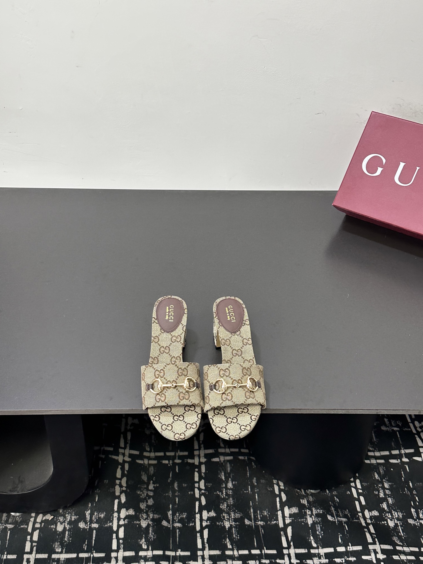 NO:788847,P Gucci G*Chi spring and summer latest popular slip-on sandals series [round head] latest chain buckle original order quality  Authentic European style, perfect for wearing with this shoe, elegant and crystal clear. Regardless of the materials of the accessories, they are all customized one by one. You must go to get the original version. The whole series is full of exciting and exciting combinations of elements. The texture of different materials, the texture of the texture and the expression of the materials, have a strong artistic atmosphere... Upper: imported cowhide + double G cloth. Lining: customized imported sheepskin.  Foot pads: Customized imported sheepskin Outsole: Imported Italian genuine leather outsole Heel height: 1.5CM Packaging: Original full set of packaging Code number: 35-43 (41.42.43 customization is not returnable), slippers, gucci, sandals, slippers, cowhide, sheepskin, Leather soles19860909P Gucci古*驰春夏最新爆款拖凉鞋系列【圆头】最新链条扣 原单品质 原汁原味的欧式风格,上脚非常完美穿搭上配此鞋,优雅大方,晶莹剔透,无论种各配件材质,都是家独一比一定制,必到做原版零距离,整系个列都充了满令兴人奋意和外的元结素合,不同材的质,肌的理面的料表现,具有极的浓艺术气息…… 鞋面:进口牛皮+双G布 内里:定制进口羊皮 垫脚:定制进口羊皮 大底:进口意大利真皮大底 跟高:1.5CM 包装:原版全套包装 码数:35-43(41.42.43定制不退换),拖鞋,gucci,sandals,slippers,cowhide,sheepskin,Leather soles,Women's Shoes