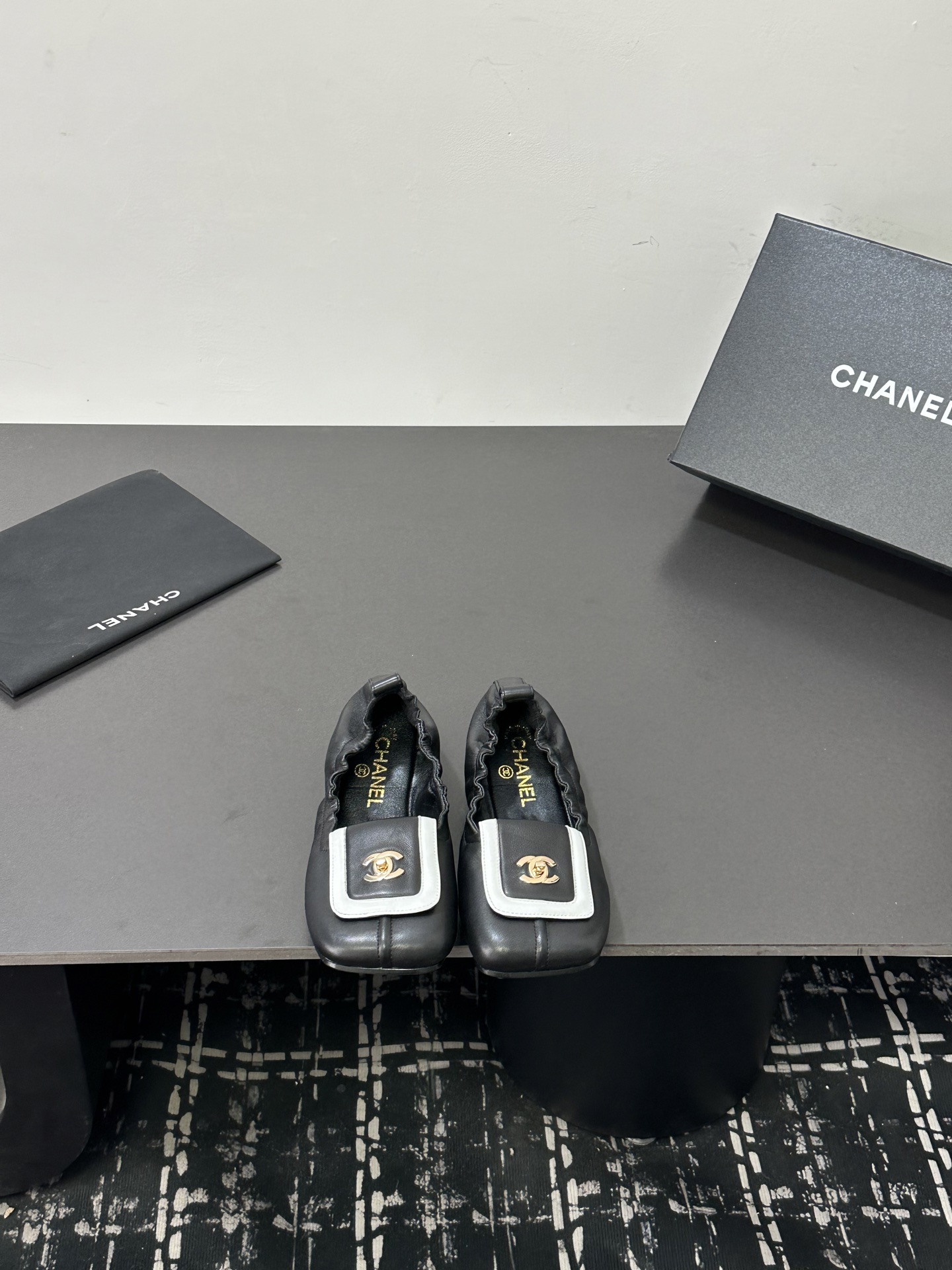 NO:789688,chanel Chanel || Classic cap boat shoes, dancing shoes, omelette shoes, Xiaoxiang's new ballet shoes, made of soft lambskin, with an elastic band on the shoe collar, and a golden double C Logo, simple, elegant and highly recognizable. The shoe lining is comfortable and the flat design is suitable for daily commuting or leisure. Inspired by ballet shoes, full of French romantic atmosphere, they can be easily matched with skirts or casual pants, and you can easily get a sophisticated style. Imported lambskin upper, sheepskin lining, genuine leather outsole  Heel height: flat 35-39 (40/41 customized), ballet shoes, chanel, chanel, skirts, sheepskin, Leather soles19860909chanel香奈儿|| 经典盖子船鞋跳舞鞋蛋卷鞋 小香新款芭蕾舞鞋,采用柔软小羊皮,搭配鞋口松紧带,和金色双C Logo,简约优雅超有辨识度.鞋内衬舒适,平底设计,日常通勤或休闲都很适合.芭蕾舞鞋灵感,法式浪漫氛围满满,裙装或休闲裤都能轻松搭配,轻松get精致穿搭风格 鞋面进口小羊皮 内里羊皮 大底真皮大底 跟高:平跟 35-39(40/41 定做),芭蕾舞鞋,chanel,chanel,skirts,sheepskin,Leather soles,Women's Shoes