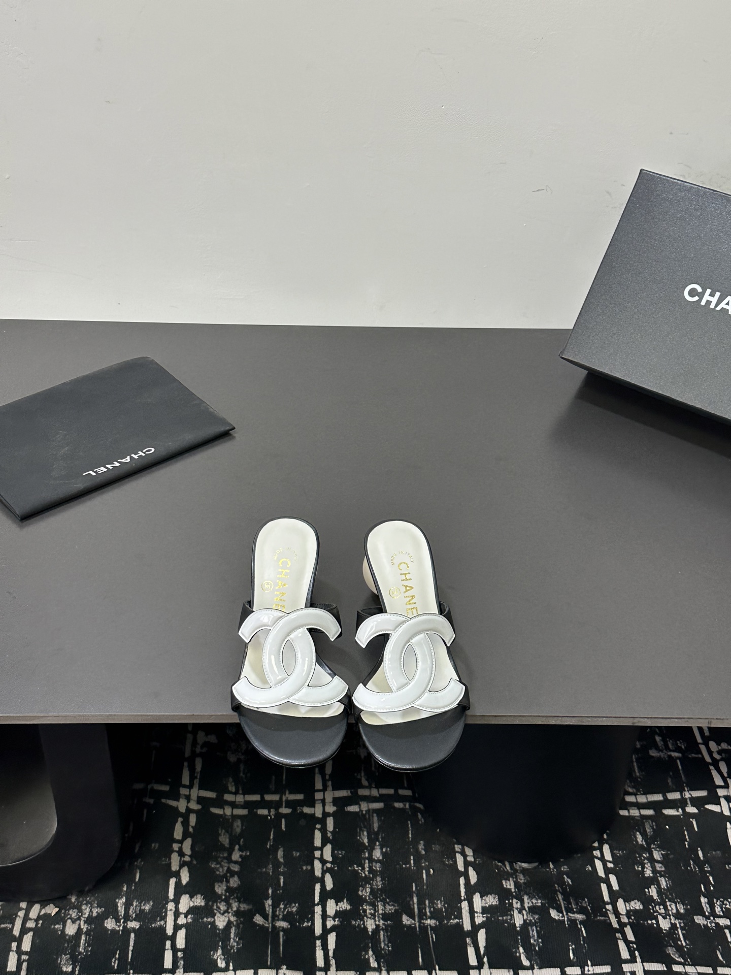 NO:789685,2025★★★★★ Many celebrities and internet celebrities are on their feet, a versatile series popularized by domestic and foreign bloggers, a must-have for spring and summer wardrobes. Xiangjia exclusive upper sheepskin lining: imported crystal sheepskin lining outsole original molded custom leather outsole Shoe size: 35-39 (40, 41, customized non-refundable), slippers, chanel, slippers, sheepskin, Leather soles198609092025★★★★★ 众多明星网红上脚,国内外博主刷爆的一个百搭系列,春夏衣橱搭配必备 首选.香家专属 鞋面羊皮  内里: 进口水晶羊皮内里 大底原版开模定制真皮大底 鞋码: 35-39（40、41、定做不退换）,拖鞋,chanel,slippers,sheepskin,Leather soles,Women's Shoes