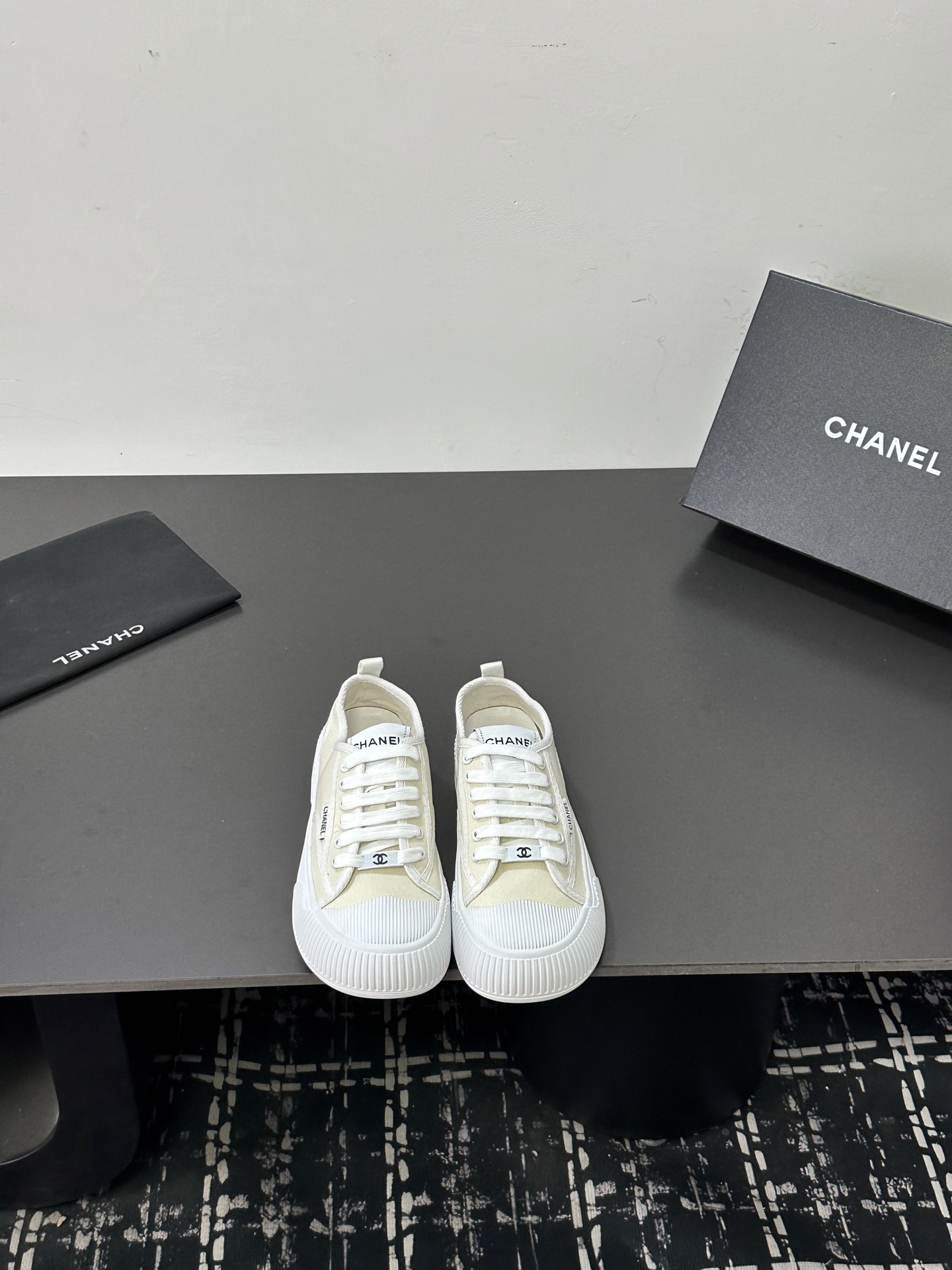 NO:786165,Chanel’s latest super popular biscuit shoes, internet celebrity Xiaohongshu are crazy about them and recommend them for sale. The silly and cute style has a bit of a retro flavor!  The shape is special, very recognizable, slim and long legs, absolutely powerful, very comfortable to wear, good appearance, comfortable, and heightening. I must recommend it to everyone. The main feature of this year's series, minimalist style, the fabric is original custom-made canvas, padding sheepskin. Size 35-39 (40 custom-made, non-refundable), casual shoes/sports shoes, chanel, sneakers, sheepskin19860909Chanel香奶奶最新目前超级流行的饼干鞋,网红明星小红书狂追热推 发售蠢萌可爱的造型带了点复古味！ 造型特殊,很有辨识度, 显瘦显腿长,绝对实力派,穿上也很舒服,高颜值 舒适,增高 一定要推荐给大家,今年系列的主打, 极简的风格,面料原版订制帆布 垫脚羊皮.码数35-39（40订做不退换）,休闲鞋/运动鞋,chanel,sneakers,sheepskin,Women's Shoes