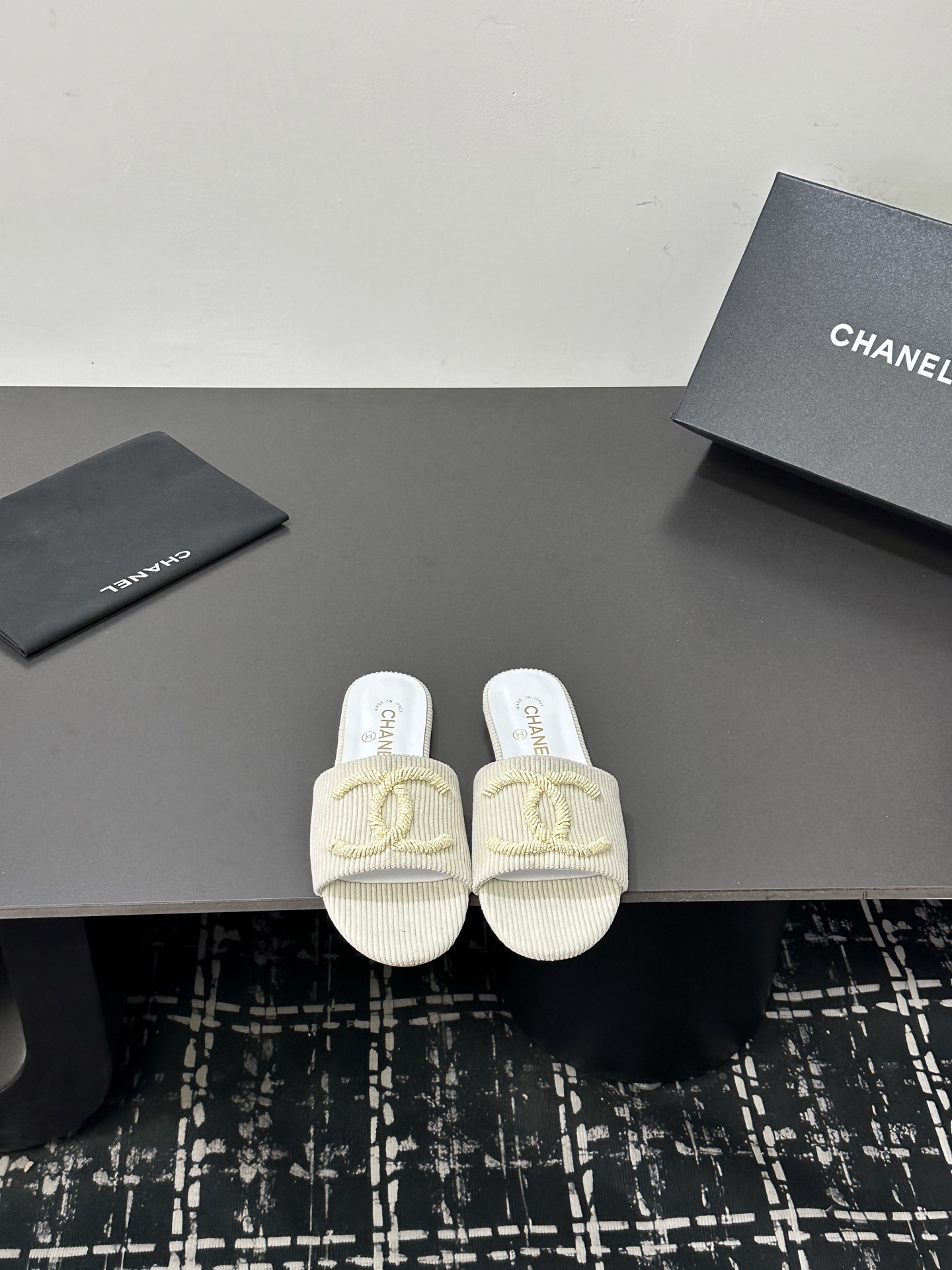 NO:786160,CHANEL Chanel 26 new spring and summer style retro color-blocking ruffled elastic band elastic mouth color-blocking stitching stiletto high-heeled shoes deep-mouth shoes Chanel classic retro-style color-blocking high-heeled shoes, French high-end feeling captured at a glance!  The pointed toe + contrasting toe design makes the feet slimmer and perfectly modifies the foot shape. The slender heel design elongates the leg shape and can be easily used for daily commuting and going out on dates. The upper is made of original mold customization and is made of imported sheepskin. The ruffled pleat design on the shoe mouth is smart and reduces age. The shoe body is embellished with brand details, making it highly recognizable and high-end!  Multiple colors are available, including off-white with black, silver with gold, burgundy with black, gold with silver, milk tea with white, dark brown with white, cream with black. Whether it is paired with a suit, dress or jeans, you can easily wear it with a French socialite feel. It is a must-have classic style every year!  Fabric imported sheepskin, lining/foot-padding sheepskin, Italian genuine leather outsole, heel height about 8.5cm, size 35-39 (40, 41 can be customized), slippers, chanel, chanel, high heels, slippers, skirts, jeans, business suit, sheepskin, Leather soles19860909CHANEL香奈儿 26春夏新款 复古拼色荷叶边松紧带松紧口拼色拼接细跟高跟鞋深口鞋 香奈儿经典复古风拼色高跟鞋,一眼沦陷的法式高级感！尖头+撞色鞋头的设计超显脚瘦,完美修饰脚型,细跟设计拉长腿型,日常通勤、约会出街都能轻松驾驭 鞋面采用原版开模定制,进口羊皮打造,鞋口荷叶边褶皱设计灵动又减龄,鞋身点缀品牌细节,辨识度拉满,高级感直接拉满！ 多色可选,米白拼黑、银拼金、酒红拼黑、金拼银、奶茶拼白、深棕拼白、奶黄拼黑,不管是搭配西装、连衣裙还是牛仔裤,都能轻松穿出法式名媛感,是每年都必入的经典款！ 面料进口羊皮 内里/垫脚羊皮 意大利真皮大底 跟高约8.5cm 码数35-39（40、41可定制）,拖鞋,chanel,chanel,high heels,slippers,skirts,jeans,business suit,sheepskin,Leather soles,Women's Shoes