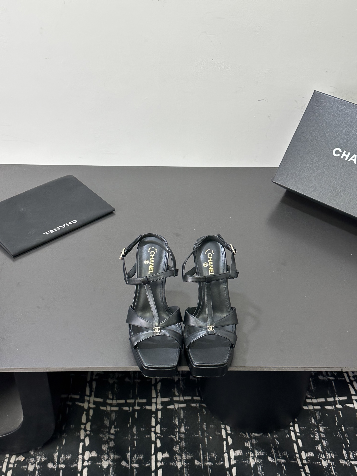 NO:786180,2026★★★★★ Many celebrities and Internet celebrities are on their feet, a versatile series popular among domestic and foreign bloggers, the first choice for spring and summer wardrobe must-have sandals. Upper satin lining: imported crystal sheepskin lining outsole original molded custom leather sole Shoe size: 35-39 (34, 40, 41, custom-made, non-returnable) Delivery of luxurious and latest counter simultaneous packaging, high-heeled sandals, sandals, high  heels,sheepskin,silk fabric198609092026★★★★★ 众多明星网红上脚,国内外博主刷爆的一个百搭系列,春夏衣橱搭配必备 凉鞋首选. 鞋面绸缎  内里: 进口水晶羊皮内里 大底原版开模定制真皮底 鞋码: 35-39（34、40、41、定做不退换） 配送豪华最新专柜同步包装,高跟鞋凉鞋,sandals,high heels,sheepskin,silk fabric,Women's Shoes