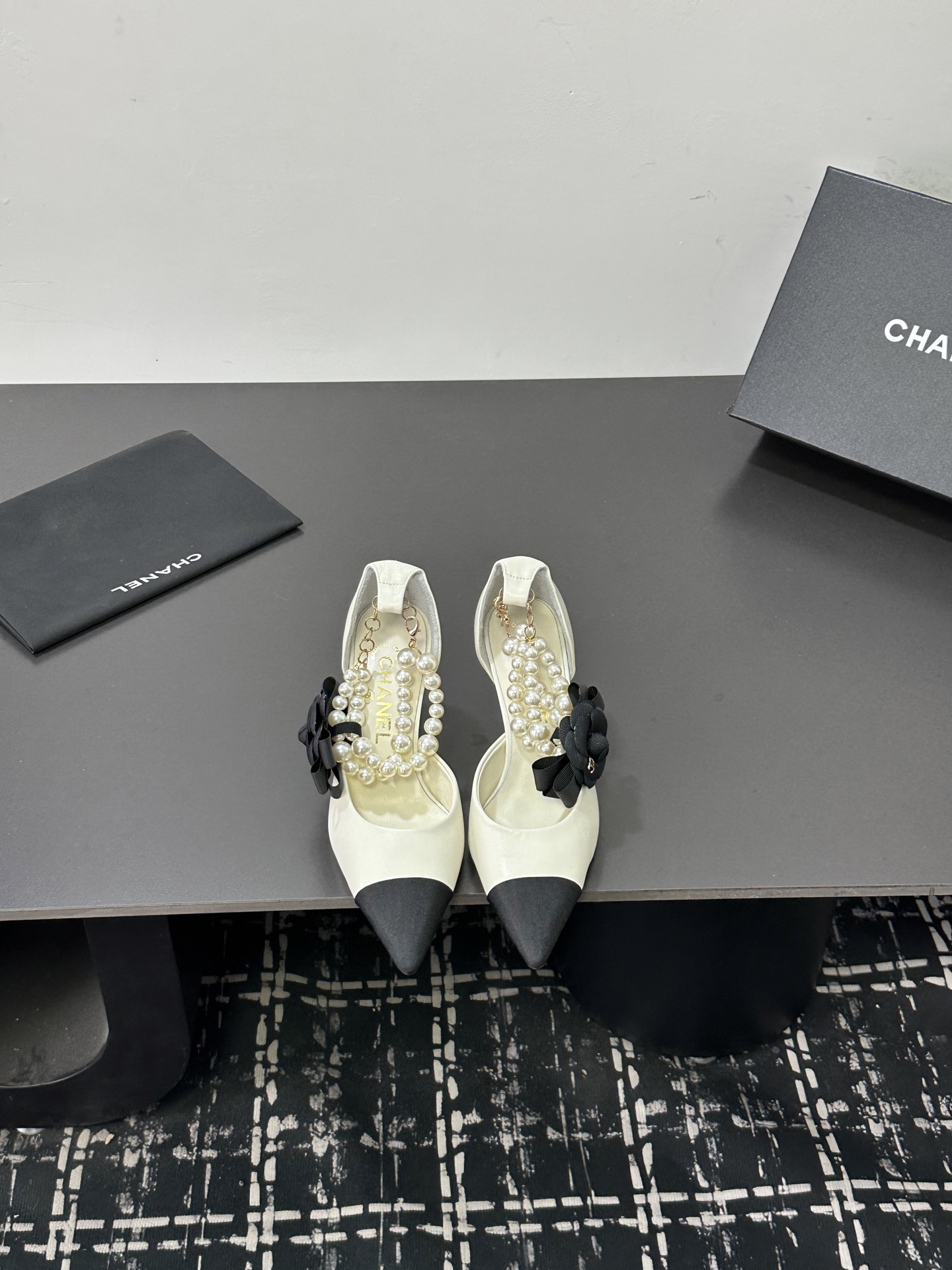 NO:786164,2026★★★★★ Many celebrities and internet celebrities are on their feet. This is a versatile series popular among domestic and foreign bloggers. It is the first choice for spring and summer wardrobe must-have sandals. Upper imported cowhide lining: Imported crystal sheepskin lining Outsole original molded custom leather sole Shoe size: 35-39 (34, 40, 41, customized, non-returnable) Delivery of luxurious and latest counters with simultaneous packaging, sandals, sandals, cowhide, sheepskin198609092026★★★★★ 众多明星网红上脚,国内外博主刷爆的一个百搭系列,春夏衣橱搭配必备 凉鞋首选. 鞋面进口牛皮  内里: 进口水晶羊皮内里 大底原版开模定制真皮底 鞋码: 35-39（34、40、41、定做不退换） 配送豪华最新专柜同步包装,凉鞋,sandals,cowhide,sheepskin,Women's Shoes