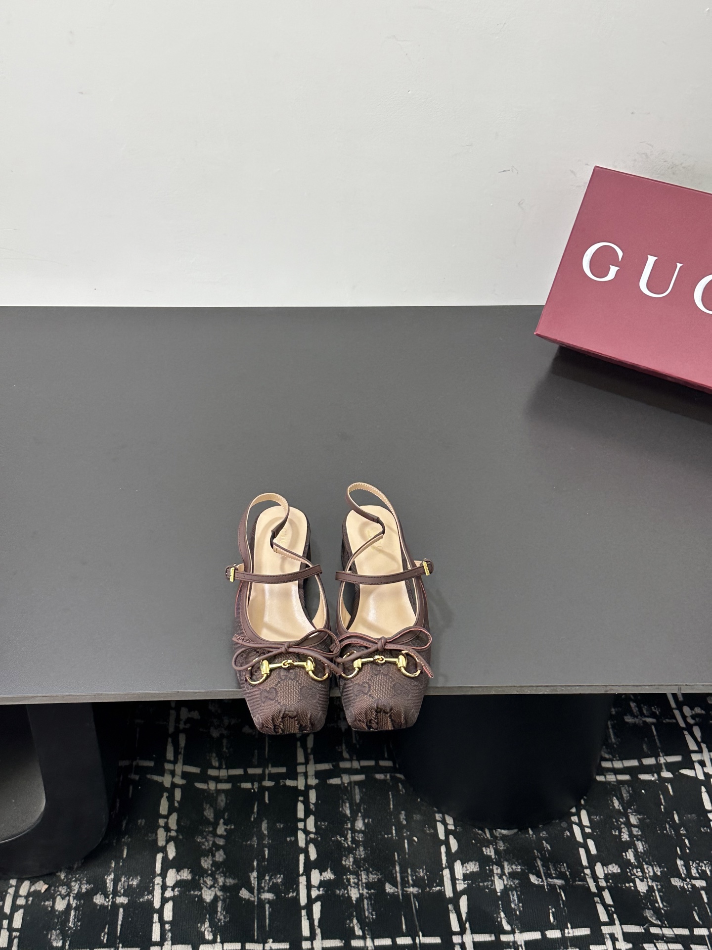 NO:786234,2026 New Spring Gucci Gucci rhinestone double G horsebit high-heeled slippers. Fully studded with fine rhinestones. They sparkle under the refraction of light. They are not exaggerated but have high-gloss recognition. They are the contemporary translation of the brand's century-old DNA. The 8cm stiletto heels are tall and stylish. The feet of small people can naturally elongate the body proportions. The versatile attributes are suitable for all scenes. Paired with silk suspender skirts, it is gentle and elegant for dating and commuting.  Pair it with high-waisted wide-leg pants and a simple shirt. It has a smart and modern style. Pair it with a floral tea dress. It is suitable for early spring vacations. It can easily become the finishing touch of the look. It is suitable for switching between day and night. The fabric is made of original patent leather/transparent mesh with rhinestones/cloth. The inner toe and toe are all made of sheepskin. The genuine leather outsole imported from Italy  size35-39 (customized 40/41/42),sandals,gucci,gucci,sandals,slippers,skirts,shirts,sheepskin,real silk,Leather soles198609092026新春新款 古奇古驰Gucci水钻双G马衔扣高跟拖鞋 满镶细碎水钻 光线折射下闪映莹润光泽 不浮夸却自带高光辨识度 既是品牌百年DNA的当代转译 8cm细高跟挺拔有型 小个子上脚可自然拉长身形比例 百搭属性适配全场景穿搭 搭配真丝吊带裙 是约会通勤的温柔奢雅 配高腰阔腿裤与简约衬衫 干练摩登格调 搭碎花茶歇裙 适配早春度假出行 轻松成为造型点睛之笔 昼夜切换造型皆得体出众. 面料采用原版漆皮/透明网纱烫钻/布面 内里踮脚均为羊皮 意大利进口真皮大底 size35-39（40/41/42定制）,凉鞋,gucci,gucci,sandals,slippers,skirts,shirts,sheepskin,real silk,Leather soles,Women's Shoes