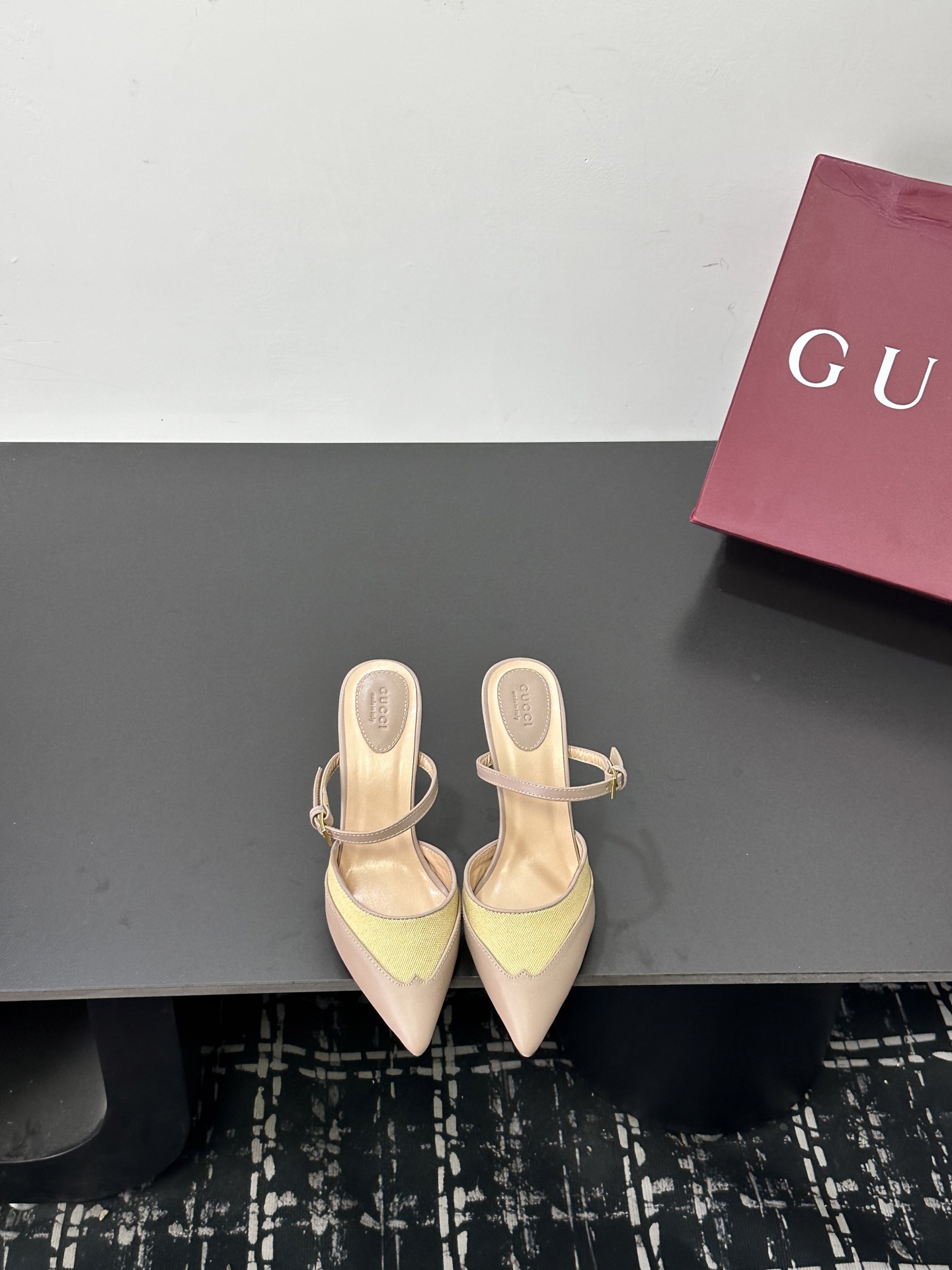 NO:786229,2026 New Spring Gucci Gucci rhinestone double G horsebit high-heeled slippers. Fully studded with fine rhinestones. They sparkle under the refraction of light. They are not exaggerated but have high-gloss recognition. They are the contemporary translation of the brand's century-old DNA. The 9cm stiletto heels are tall and stylish. The feet of small people can naturally elongate the body proportions. The versatile attribute is suitable for all scenes. Paired with silk suspender skirts, it is gentle and elegant for dating and commuting.  Pair it with high-waisted wide-leg pants and a simple shirt. It has a smart and modern style. Pair it with a floral tea dress. It is suitable for early spring vacations. It can easily become the finishing touch of the look. It is suitable for switching between day and night. The fabric is made of original patent leather/transparent mesh with rhinestones/cloth. The inner toe and toe are all made of sheepskin. The genuine leather outsole imported from Italy  size35-39 (40/41/42 customized), half drag, gucci, gucci, slippers, skirts, shirts, sheepskin, real silk, Leather soles198609092026新春新款 古奇古驰Gucci水钻双G马衔扣高跟拖鞋 满镶细碎水钻 光线折射下闪映莹润光泽 不浮夸却自带高光辨识度 既是品牌百年DNA的当代转译 9cm细高跟挺拔有型 小个子上脚可自然拉长身形比例 百搭属性适配全场景穿搭 搭配真丝吊带裙 是约会通勤的温柔奢雅 配高腰阔腿裤与简约衬衫 干练摩登格调 搭碎花茶歇裙 适配早春度假出行 轻松成为造型点睛之笔 昼夜切换造型皆得体出众. 面料采用原版漆皮/透明网纱烫钻/布面 内里踮脚均为羊皮 意大利进口真皮大底 size35-39（40/41/42定制）,半拖,gucci,gucci,slippers,skirts,shirts,sheepskin,real silk,Leather soles,Women's Shoes