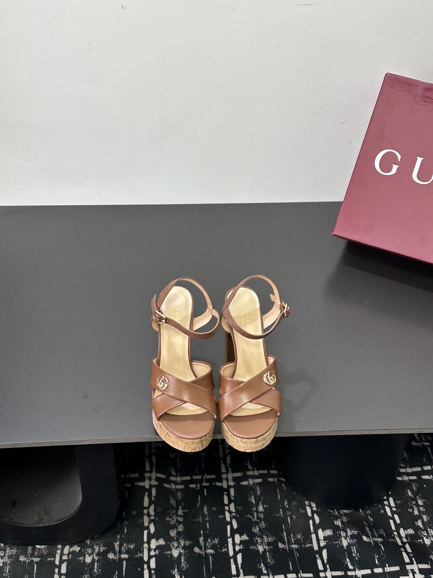 NO:786235,2026 New Spring Gucci Gucci rhinestone double G horsebit high-heeled slippers. Fully studded with fine rhinestones. They sparkle under the refraction of light. They are not exaggerated but have high-gloss recognition. They are the contemporary translation of the brand's century-old DNA. The stiletto heels are tall and stylish. The feet of small people can naturally elongate the body proportions. The versatile attributes are suitable for all scenes. Paired with silk suspender skirts, it is the luxury, gentleness and elegance of dating and commuting.  Pair it with high-waisted wide-leg pants and a simple shirt. It has a smart and modern style. Pair it with a floral tea dress. It is suitable for early spring vacations. It can easily become the finishing touch of the look. It is suitable for switching between day and night. The fabric is made of original patent leather/transparent mesh with rhinestones/cloth. The inner toe and toe are all made of sheepskin. The genuine leather outsole imported from Italy  size35-39 (customized 40/41/42),sandals,gucci,gucci,sandals,slippers,skirts,shirts,sheepskin,real silk,Leather soles198609092026新春新款 古奇古驰Gucci水钻双G马衔扣高跟拖鞋 满镶细碎水钻 光线折射下闪映莹润光泽 不浮夸却自带高光辨识度 既是品牌百年DNA的当代转译 细高跟挺拔有型 小个子上脚可自然拉长身形比例 百搭属性适配全场景穿搭 搭配真丝吊带裙 是约会通勤的温柔奢雅 配高腰阔腿裤与简约衬衫 干练摩登格调 搭碎花茶歇裙 适配早春度假出行 轻松成为造型点睛之笔 昼夜切换造型皆得体出众. 面料采用原版漆皮/透明网纱烫钻/布面 内里踮脚均为羊皮 意大利进口真皮大底 size35-39（40/41/42定制）,凉鞋,gucci,gucci,sandals,slippers,skirts,shirts,sheepskin,real silk,Leather soles,Women's Shoes