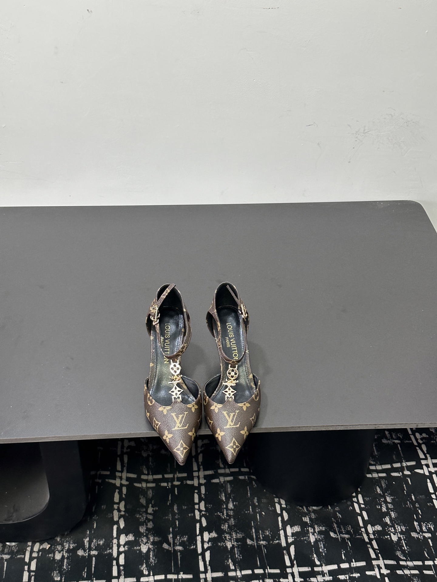 NO:786230,Exclusive launch of [seduce] [seduce] [seduce] 11 copies of the original version. The Lvjia series is launched. The highest-end version has elegant colors, the original shoe last shape is smooth, and the overall lines are smooth. Developed according to the original fasteners, the letters are symmetrical according to the original version, and the fine oil edges. Every process is so delicate, [strong] [strong] [strong] ① Upper: cowhide/brand special material ② Fastener: original mold ③ Mixed sheepskin lining  ④ Outsole genuine leather / excellent color ⑤ High flat heel. Medium heel 5.5cm ⑥ Size 35-42 (40.41.42 order is non-refundable) ⑦ Price, sandals, louis vuitton, louis vuitton, sandals, cowhide, sheepskin, Leather soles19860909独家推出[勾引][勾引][勾引]原版11复制 L驴家系列推出 最高端版本颜色高雅, 原鞋开发楦型 整体线条流畅 按原版扣件开发 ,字母按照原版对称,精细油边.每一个工艺都是那么细腻,[强][强][强] ①鞋面:牛皮/品牌特殊材料 ②扣件:原版开模 ③内里混种羊皮 ④大底真皮大底/色出 ⑤跟高平底.中跟5.5cm ⑥码数35-42（40.41.42订不退换） ⑦价格,凉鞋,louis vuitton,louis vuitton,sandals,cowhide,sheepskin,Leather soles,Women's Shoes