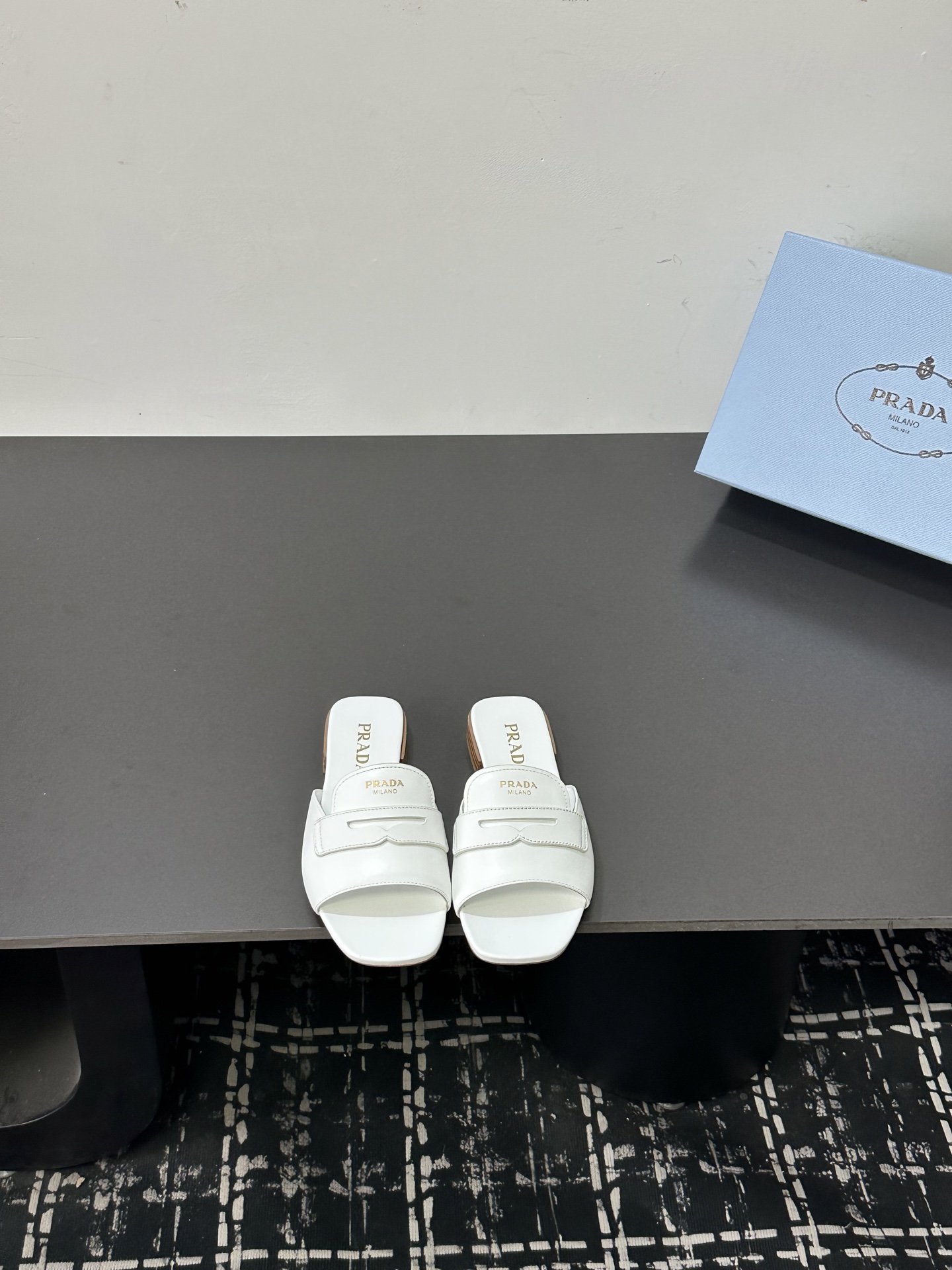 NO:817869,Leather sole Prada new model ·PRADA. Sheepskin surface, size 35-41, heel height 4.5cm, slippers, prada, prada, slippers, sheepskin19860909皮底 普拉达 新款 ·PRADA. 羊皮面 码数35-41,跟高4.5cm,拖鞋,prada,prada,slippers,sheepskin,Women's Shoes