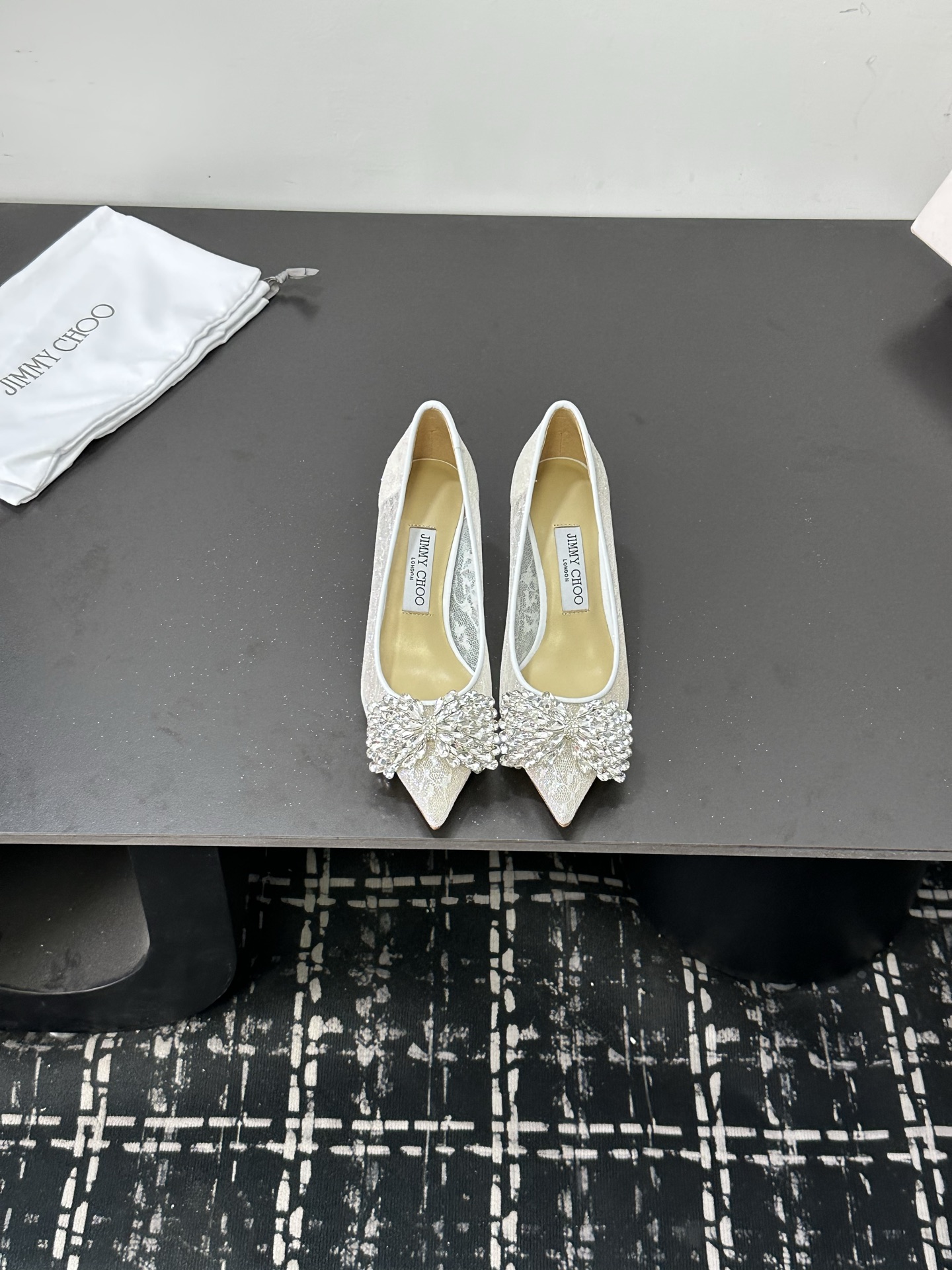 NO:817818,Jimmy Cho* 26SS new spring and summer pleated mesh bow point-toe shoes. The classic point-toe shoe shape has the effect of elongating the leg shape. The combination of pleated mesh + bow knot instantly adds a sense of sophistication, perfectly interpreting Jimmy Choo's light luxury and romance. The shoe body has smooth and neat lines, and the pointed toe design perfectly modifies the foot shape. It can be easily controlled by wide feet and fleshy feet. The upper foot becomes slender and delicate in seconds, showing a unique effect of lengthening the legs.  It is a timeless and elegant shoe in your shoe cabinet. It is suitable for commuting, dating and formal occasions. You can’t go wrong when wearing it with your eyes closed!  Satin/mesh upper, sheepskin lining, genuine leather outsole, sizes 35-42 (customized sizes 40, 41, 42 are non-refundable), heel height 6.5cm, high heels, jimmy choo, high heels, sheepskin, silk fabric, Leather soles19860909Jimmy Cho* 26SS春夏新款褶皱网纱蝴蝶结尖头单鞋 经典尖头鞋型自带拉长腿型的效果,褶皱网纱+蝴蝶结的组合,瞬间把精致感拉满,完美诠释Jimmy Choo 的轻奢浪漫.鞋身线条流畅利落,尖头设计完美修饰脚型,宽脚、肉脚都能轻松驾驭,上脚秒变纤细秀气的脚型,显腿长效果一绝. 是鞋柜里永不过时的气质神鞋,通勤、约会、正式场合全场景适配,闭眼入都不会出错！ 鞋面绸缎/网纱 内里羊皮 大底真皮大底 size35-42码（40、41、42码定制不退换） 跟高6.5cm,高跟鞋单鞋,jimmy choo,high heels,sheepskin,silk fabric,Leather soles,Women's Shoes