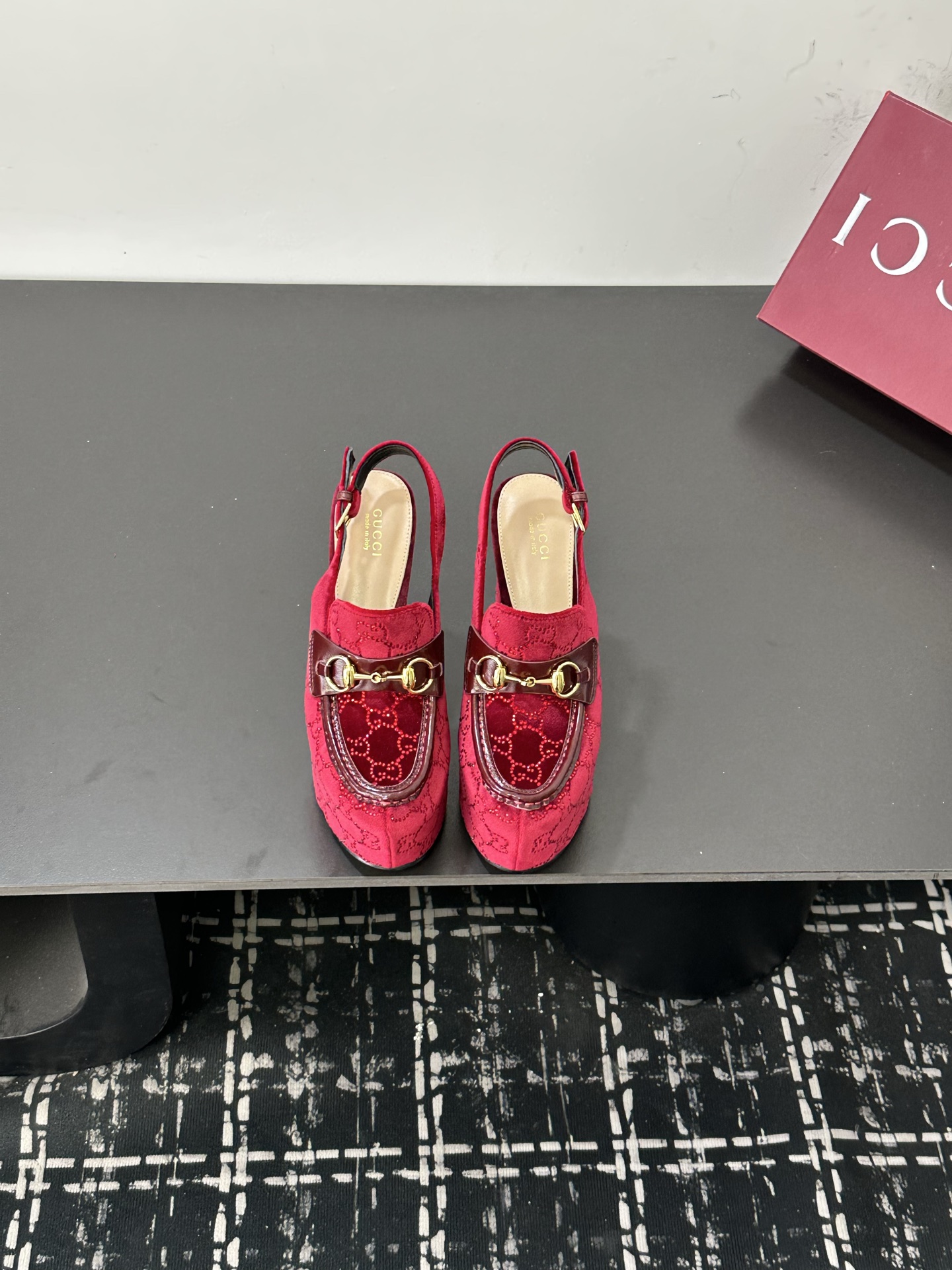 NO:817824,2026 New Spring Gucci Gucci rhinestone double G horsebit high-heeled slippers. Fully studded with fine rhinestones. They sparkle under the refraction of light. They are not exaggerated but have high-gloss recognition. They are the contemporary translation of the brand's century-old DNA. The stiletto heels are tall and stylish. The feet of small people can naturally elongate the body proportions. The versatile attributes are suitable for all scenes. Paired with silk suspender skirts, it is the luxury, gentleness and elegance of dating and commuting.  Paired with high-waisted wide-leg pants and a simple shirt, it has a smart and modern style. Paired with a floral tea dress, it is suitable for early spring vacations. It can easily become the finishing touch of the look. It is suitable for switching between day and night. The fabric is made of original patent leather/transparent mesh hot diamond/cloth. The lining is sheepskin. Italian imported leather outsole size 35-39 (customized 40/41/42), high-heeled sandals, gucci, gucci, sandals, high  heels,slippers,skirts,shirts,sheepskin,real silk,Leather soles198609092026新春新款 古奇古驰Gucci水钻双G马衔扣高跟拖鞋 满镶细碎水钻 光线折射下闪映莹润光泽 不浮夸却自带高光辨识度 既是品牌百年DNA的当代转译 细高跟挺拔有型 小个子上脚可自然拉长身形比例 百搭属性适配全场景穿搭 搭配真丝吊带裙 是约会通勤的温柔奢雅 配高腰阔腿裤与简约衬衫 干练摩登格调 搭碎花茶歇裙 适配早春度假出行 轻松成为造型点睛之笔 昼夜切换造型皆得体出众. 面料采用原版漆皮/透明网纱烫钻/布面 内里踮脚均为羊皮 意大利进口真皮大底 size35-39（40/41/42定制）,高跟鞋凉鞋,gucci,gucci,sandals,high heels,slippers,skirts,shirts,sheepskin,real silk,Leather soles,Women's Shoes