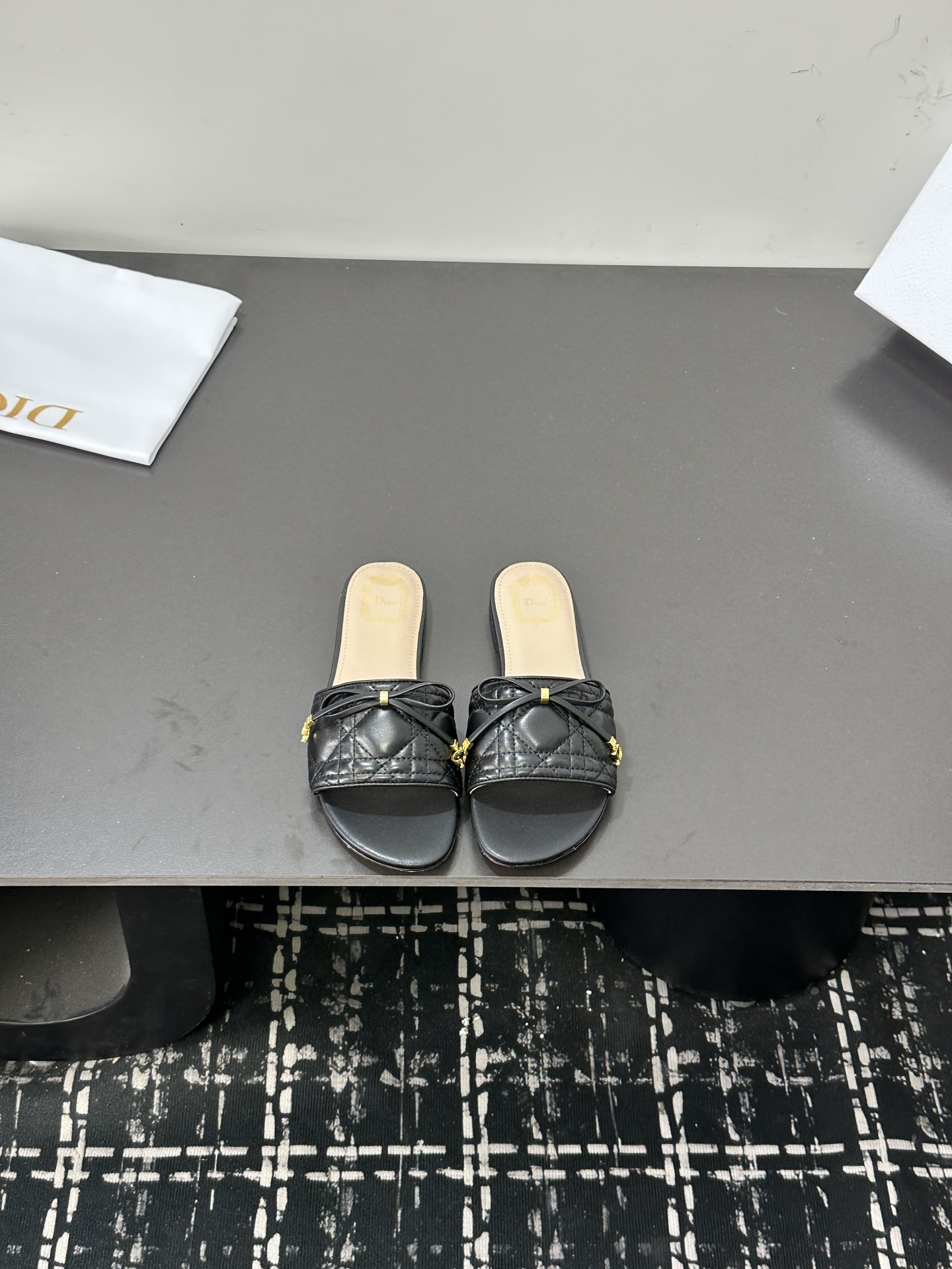 NO:817802,J'ADIOR Dior 2026 early spring new ribbon bow high-heeled women's shoes. Stars' same style CD letter logo flat bottom square toe hollow color matching shoes. The top version on the market. Material upper imported environmentally friendly jacquard + water-dyed sheepskin lining + Italian leather outsole. Heel height:  Size34-42 (34.40.41.42. No return or exchange), slippers, dior, dior, slippers, sheepskin, Leather soles19860909J'ADIOR 迪奥 Dior 2026早春新款织带蝴蝶结高跟女鞋 明星同款CD字母logo平底方头镂空拼色单鞋 市面顶级版本 材质鞋面进口环保提花+水染羊皮内里+意大利真皮大底 跟高: Size34-42（34.40.41.42.定律不退换）,拖鞋,dior,dior,slippers,sheepskin,Leather soles,Women's Shoes