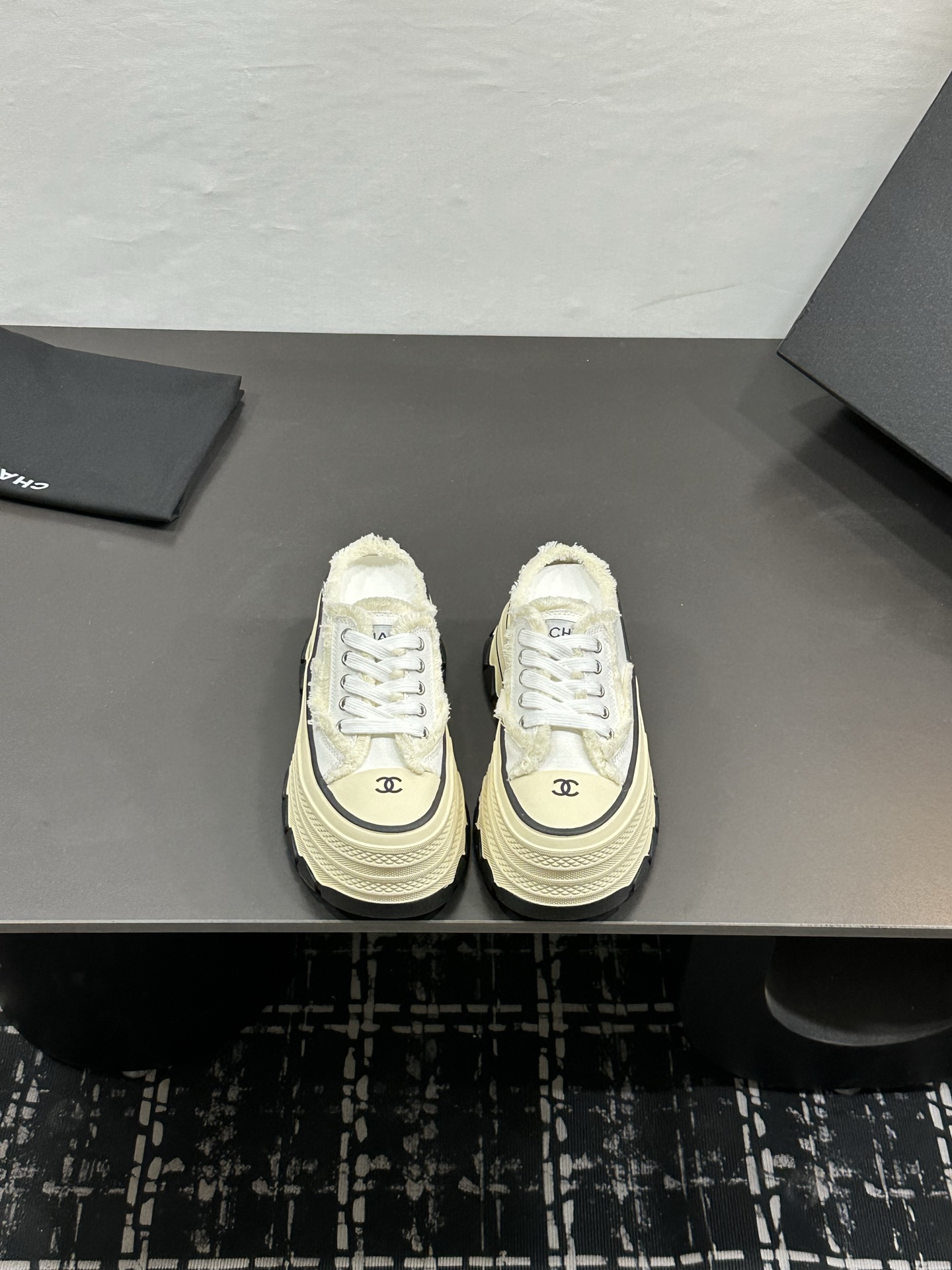 NO:817816,Chanel Chanel panda shoes!  2026 Counter Top Casual Sports Shoes This classic design; the upper is electro-embroidered with a variety of techniques; the outsole is fashionable and sporty; it incorporates a variety of color matching elements... The diversified mix and match is very good-looking and versatile, casual, fashionable, sports, and outdoor can be taken into account... Go Material: The upper is made of original denim, and the lining is made of original sheep lining + mesh. The outsole is based on the original rubber combination outsole.  Counter boutique package complete set for women 35-41, casual shoes/sports shoes, chanel, chanel, sneakers19860909Chanel香奈儿熊猫鞋！2026专柜顶级休闲款运动鞋 这款经典设计；鞋面多种工艺电绣的风格；大底却时尚运动；不平凡的拥入了多种配色元素…… 多元化混搭非常好看百搭,休闲,时尚,运动,户外都能兼顾…… Go 材料 鞋面采用 原版牛仔布 内里采用 原版羊里+网 大底根据 原版橡胶组合大底 专柜精品包装全套女35–41,休闲鞋/运动鞋,chanel,chanel,sneakers,Women's Shoes
