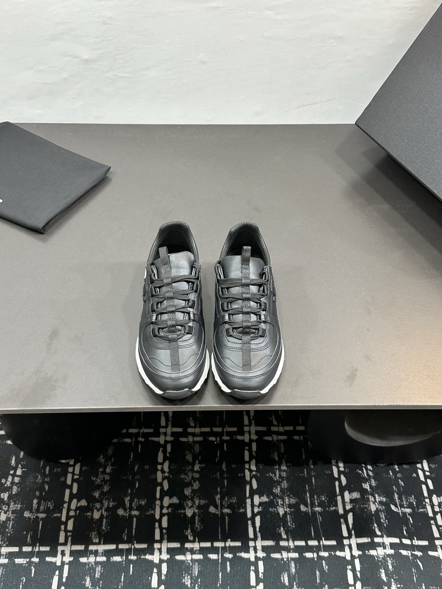 NO:817781,Chanel Chanel - 2026 counter top casual sports shoes This classic design; the upper is electro-embroidered with a variety of crafts; the outsole is fashionable and sporty; it is unusual to incorporate a variety of color matching elements... The diversified mix and match is very good-looking and versatile, casual, fashionable, sports, and outdoor can be taken into account... Go material The upper is made of original imported high mercerized cow suede + imported cowhide. The lining is made of original imported breathable mesh. The outsole is based on the original TPU combination outsole.  Counter boutique packaging complete set for women 35-41 men 38-46, casual shoes/sports shoes, chanel, chanel, sneakers, cowhide19860909Chanel香奈儿——2026专柜顶级休闲款运动鞋 这款经典设计；鞋面多种工艺电绣的风格；大底却时尚运动；不平凡的拥入了多种配色元素…… 多元化混搭非常好看百搭,休闲,时尚,运动,户外都能兼顾…… Go 材料 鞋面采用 原版进口高丝光牛反绒+进口牛皮 内里采用 原版进口透气网 大底根据 原版TPU组合大底 专柜精品包装全套女35–41 男38-46,休闲鞋/运动鞋,chanel,chanel,sneakers,cowhide,Women's Shoes