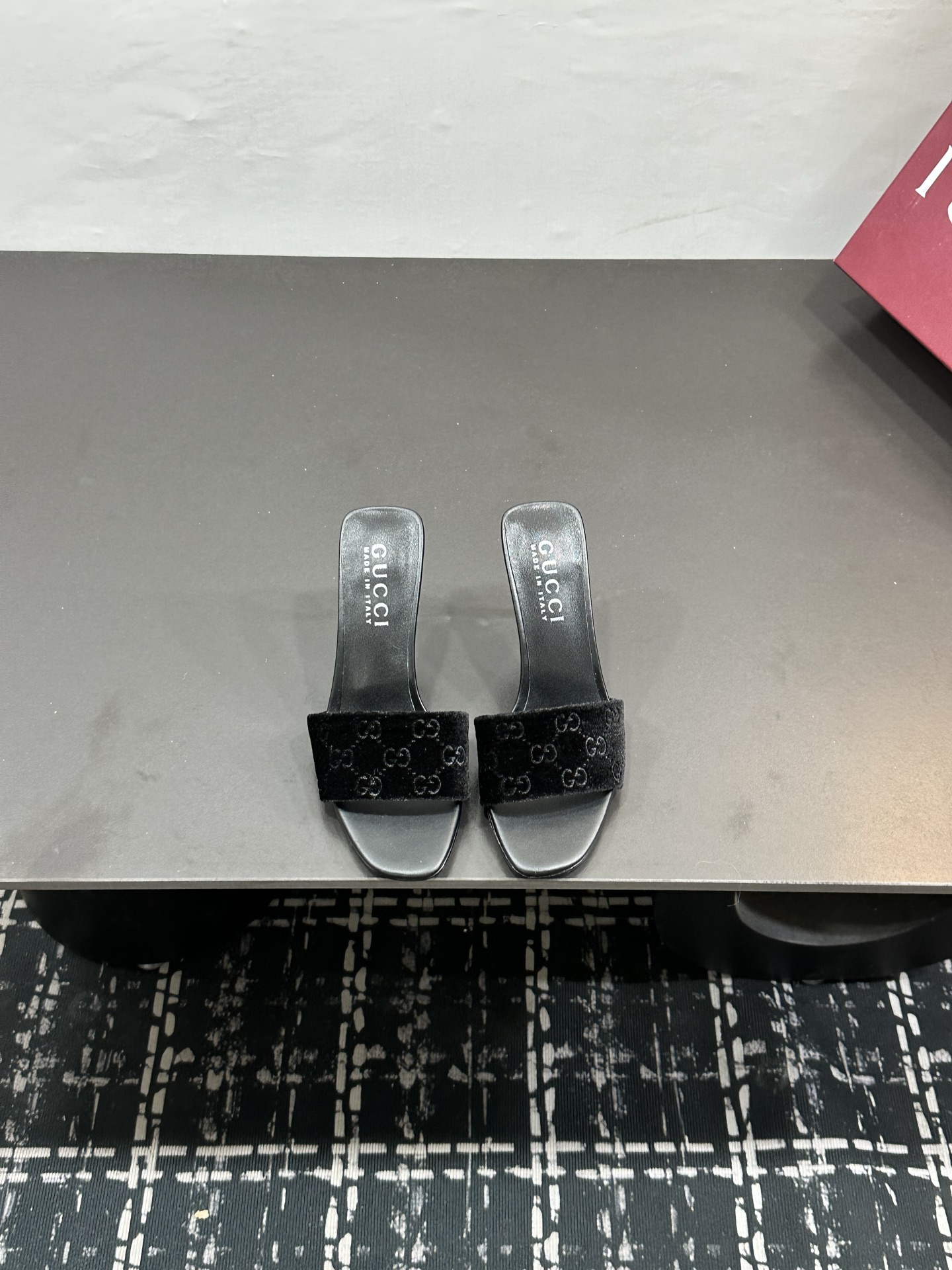 NO:817768,2026 New Spring Gucci high-heeled slippers are studded with fine rhinestones. They sparkle under the refraction of light. They are not exaggerated but have high-gloss recognition. They are the contemporary translation of the brand's century-old DNA. The 8cm stiletto heels are tall and stylish. The feet of small people can naturally elongate the body proportions. They are versatile and suitable for all scenes. Paired with silk suspenders, they are gentle and elegant for dating and commuting. Pair with high-waisted wide-leg pants and simple shirts.  Smart and modern style, paired with a floral tea dress, suitable for early spring vacation travel, easily becomes the finishing touch of the style, and is suitable for switching between day and night. The fabric is made of original patent leather/transparent mesh hot rhinestones/cloth. The lining is tiptoe-friendly. Italian imported genuine leather outsole size 35-39 (customized 40/41/42), high heels and slippers, gucci, gucci, high heels, slippers, skirts, shirts, real silk, Leather soles198609092026新春新款 古奇古驰Gucci高跟拖鞋 满镶细碎水钻 光线折射下闪映莹润光泽 不浮夸却自带高光辨识度 既是品牌百年DNA的当代转译 8cm细高跟挺拔有型 小个子上脚可自然拉长身形比例 百搭属性适配全场景穿搭 搭配真丝吊带裙 是约会通勤的温柔奢雅 配高腰阔腿裤与简约衬衫 干练摩登格调 搭碎花茶歇裙 适配早春度假出行 轻松成为造型点睛之笔 昼夜切换造型皆得体出众. 面料采用原版漆皮/透明网纱烫钻/布面 内里踮脚 意大利进口真皮大底 size35-39（40/41/42定制）,高跟鞋拖鞋,gucci,gucci,high heels,slippers,skirts,shirts,real silk,Leather soles,Women's Shoes