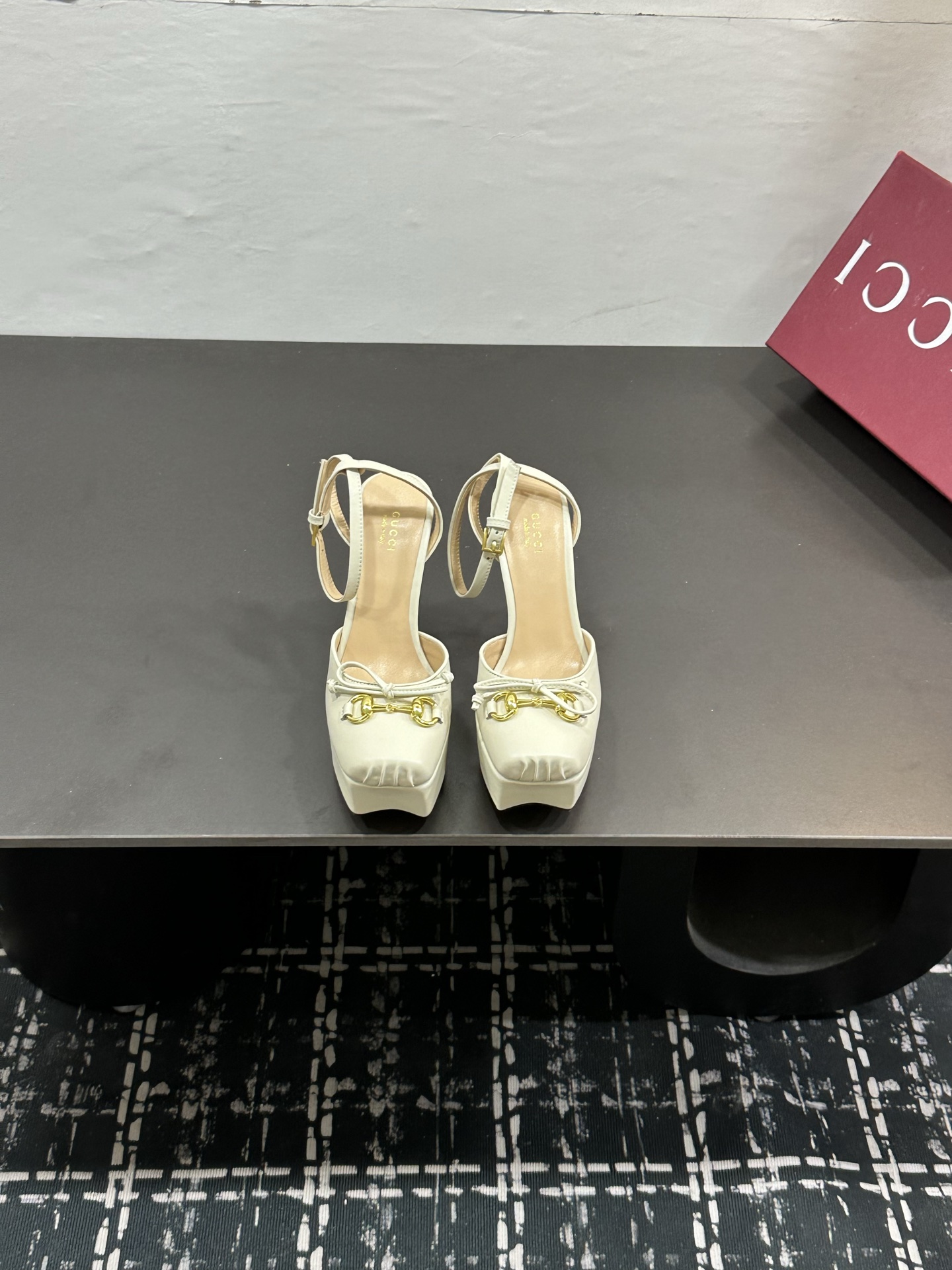 NO:817740,2026 New Spring Gucci high-heeled slippers are studded with fine rhinestones. They sparkle under the refraction of light. They are not exaggerated but have high-gloss recognition. They are the contemporary translation of the brand's century-old DNA. The 8cm stiletto heels are tall and stylish. The feet of small people can naturally elongate the body proportions. They are versatile and suitable for all scenes. Paired with silk suspenders, they are gentle and elegant for dating and commuting. Pair with high-waisted wide-leg pants and simple shirts.  Smart and modern style, paired with a floral tea dress, suitable for early spring vacation travel, easily becomes the finishing touch of the style, and is suitable for switching between day and night. The fabric is made of original patent leather/transparent mesh hot diamond/cloth. The lining is tiptoe-friendly. Italian imported genuine leather outsole size 35-39 (customized 40/41/42), high heels and sandals, gucci, gucci, sandals, high heels, slippers, skirts, shirts, real  silk,leather soles198609092026新春新款 古奇古驰Gucci高跟拖鞋 满镶细碎水钻 光线折射下闪映莹润光泽 不浮夸却自带高光辨识度 既是品牌百年DNA的当代转译 8cm细高跟挺拔有型 小个子上脚可自然拉长身形比例 百搭属性适配全场景穿搭 搭配真丝吊带裙 是约会通勤的温柔奢雅 配高腰阔腿裤与简约衬衫 干练摩登格调 搭碎花茶歇裙 适配早春度假出行 轻松成为造型点睛之笔 昼夜切换造型皆得体出众. 面料采用原版漆皮/透明网纱烫钻/布面 内里踮脚 意大利进口真皮大底 size35-39（40/41/42定制）,高跟鞋凉鞋,gucci,gucci,sandals,high heels,slippers,skirts,shirts,real silk,Leather soles,Women's Shoes