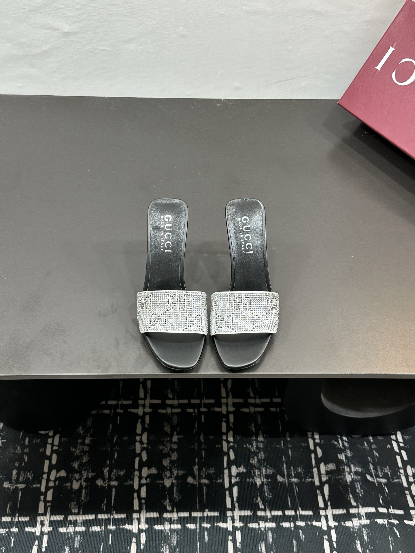 NO:817730,2026 New Spring Gucci high-heeled slippers are studded with fine rhinestones. They sparkle under the refraction of light. They are not exaggerated but have high-gloss recognition. They are the contemporary translation of the brand's century-old DNA. The 5cm stiletto heels are tall and stylish. The feet of small people can naturally elongate the body proportions. They are versatile and suitable for all scenes. Paired with silk suspenders, they are gentle and elegant for dating and commuting. Pair with high-waisted wide-leg pants and simple shirts.  Smart and modern style, paired with a floral tea dress, suitable for early spring vacation travel, easily becomes the finishing touch of the style, and is suitable for switching between day and night. The fabric is made of original patent leather/transparent mesh, hot rhinestones/cloth, and the lining is tiptoe. Italian imported leather outsole, size 35-39 (customized 40/41/42), slippers, gucci, gucci, slippers, skirts, shirts, real silk, Leather soles198609092026新春新款 古奇古驰Gucci高跟拖鞋 满镶细碎水钻 光线折射下闪映莹润光泽 不浮夸却自带高光辨识度 既是品牌百年DNA的当代转译 5cm细高跟挺拔有型 小个子上脚可自然拉长身形比例 百搭属性适配全场景穿搭 搭配真丝吊带裙 是约会通勤的温柔奢雅 配高腰阔腿裤与简约衬衫 干练摩登格调 搭碎花茶歇裙 适配早春度假出行 轻松成为造型点睛之笔 昼夜切换造型皆得体出众. 面料采用原版漆皮/透明网纱烫钻/布面 内里踮脚 意大利进口真皮大底 size35-39（40/41/42定制）,拖鞋,gucci,gucci,slippers,skirts,shirts,real silk,Leather soles,Women's Shoes