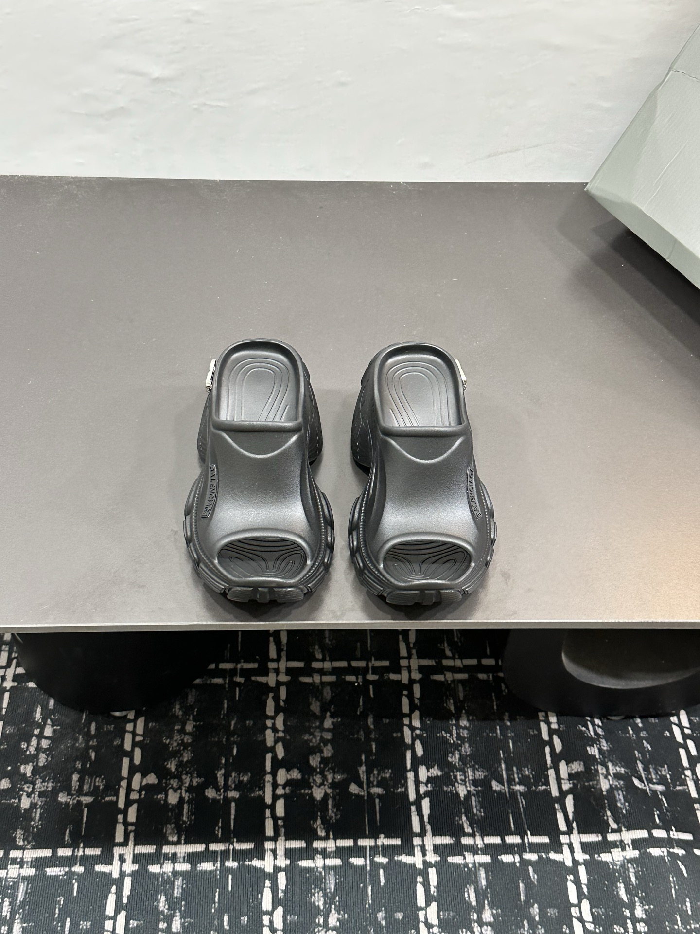 NO:817727,Balenciaga's new thick-soled slippers are the same style as Xiaobai's. They are extremely fashionable. They are comfortable and convenient to put on, and the large thick soles are really good news for short people!  The outsole has a slight slope, the size is 35-39, 40, 41, customized and non-returnable, slippers, balenciaga, slippers19860909巴黎世家新款厚底拖鞋 小白同款上脚,时髦到不行.上脚舒适方便,大厚底真的是矮个儿福音！大底带有点坡度, 码数35-39 40 41定做不退换,拖鞋,balenciaga,slippers,Women's Shoes
