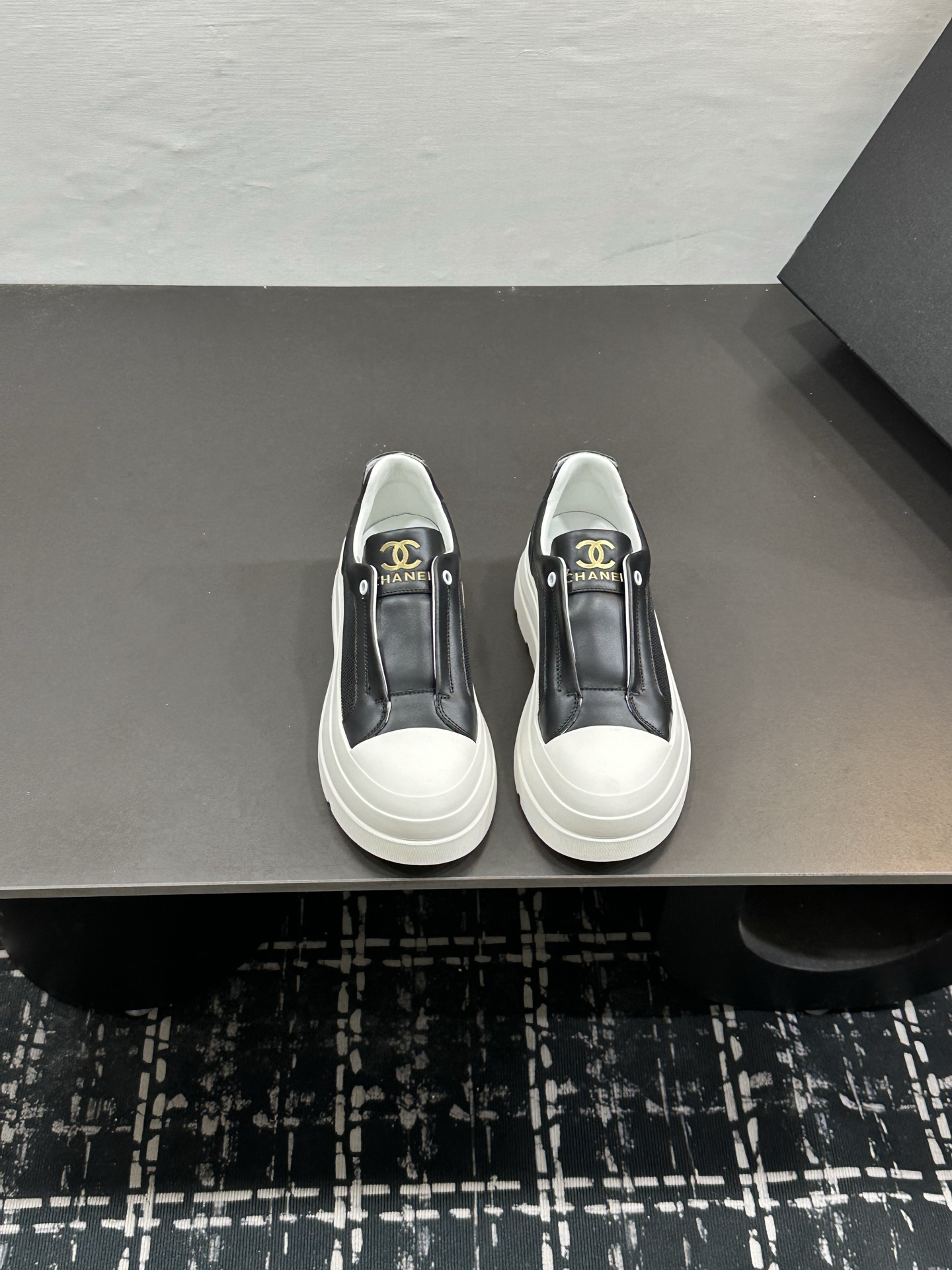 NO:905644,2026 Top Casual Sports Shoes This classic design; the upper is electro-embroidered with a variety of techniques; the outsole is fashionable and sporty; the unusual inclusion of a variety of color matching elements... The diversified mix and match is very good-looking and versatile, casual, fashionable, sports, and outdoor can be taken into consideration... Go Materials The upper is made of the inner lining and the outsole is based on the original rubber combination outsole. The counter is packed with a full set of women's 35-41, casual shoes/sports shoes, sneakers198609092026顶级休闲款运动鞋 这款经典设计；鞋面多种工艺电绣的风格；大底却时尚运动；不平凡的拥入了多种配色元素…… 多元化混搭非常好看百搭,休闲,时尚,运动,户外都能兼顾…… Go 材料 鞋面采用 内里采用 大底根据 原版橡胶组合大底 专柜精品包装全套女35–41,休闲鞋/运动鞋,sneakers,Women's Shoes