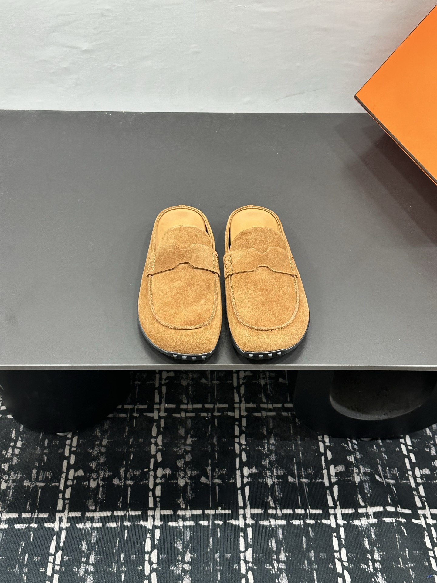 NO:889522,2026 early spring new model, Hermès, upgraded version and workmanship materials. The highest version of Hermes handmade shoes on the market. Top product Hermès slippers —————————— The 2026 early spring new model is the same as the original version, purely handmade by masters!  High-end customization, exclusive product, the industry's highest version of Hermers uppers imported from Italy cowhide + sheepskin lining, original custom-made grade to pursue top walking comfort)~~ Full set of original packaging ━━━━Hermes━━━━━ size 35-41 (42) custom-made and non-refundable), semi-drag, hermes, hermes, slippers, cowhide, sheepskin198609092026早春新款,Hermès,版型做工材料升级. Hermes市场最高版本纯手工鞋 顶级产品爱马仕拖鞋 —————————— 2026早春新款原版一样, 师傅级纯手工打造 ！高端定制,独家产品,行业最高版本Hermers鞋面意大利进口牛皮+羊皮内里,原版订制级意追求顶级行走舒适度）～～ 包装全套原包装━━━━Hermes━━━━━ size35-41（42）定做不退换）,半拖,hermes,hermes,slippers,cowhide,sheepskin,Women's Shoes