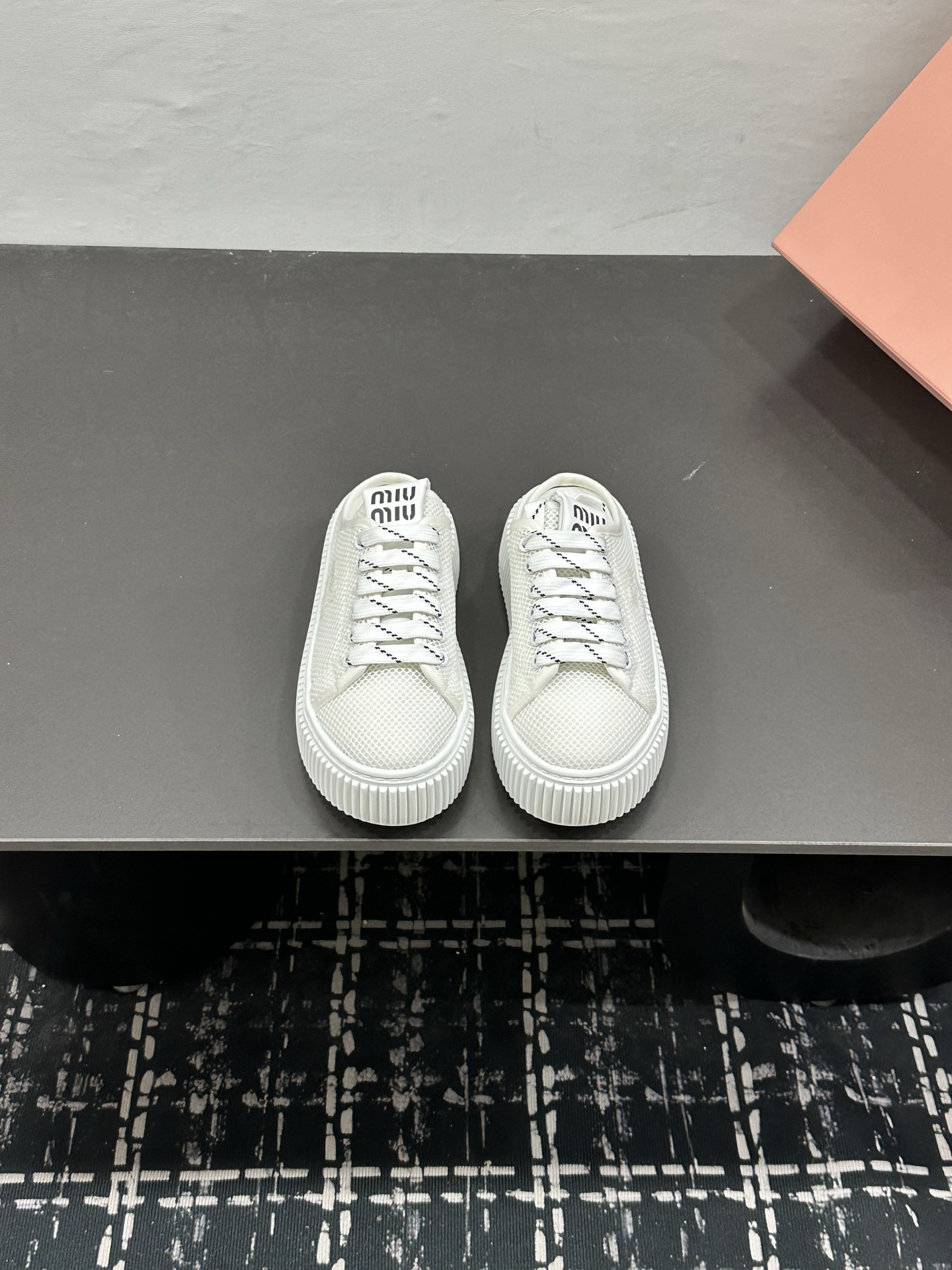 NO:889503,Miu Miu's new elastic ballet loafers at the 2025 spring and summer fashion week really make your whole heart melt. Except for the detail of a coin sandwiched in the middle, the overall shape of the shoes is very delicate, not bulky, and has a round toe. Upper: Inner: outsole, original sole, size 35~39 (40.41 custom-made, non-returnable, non-exchangeable), casual shoes/sports shoes, miumiu, loafers, sneakers198609092025春夏时装周Miu Miu谬谬新出松紧芭蕾乐福鞋真的让人一整个心都融化除了中间夹着一颗钱币这种细节之外、鞋型整体都狠秀气不笨重、圆头 鞋面: 内里: 大底原版鞋底 码数35~39 (40.41订做不退不换）,休闲鞋/运动鞋,miumiu,loafers,sneakers,Women's Shoes